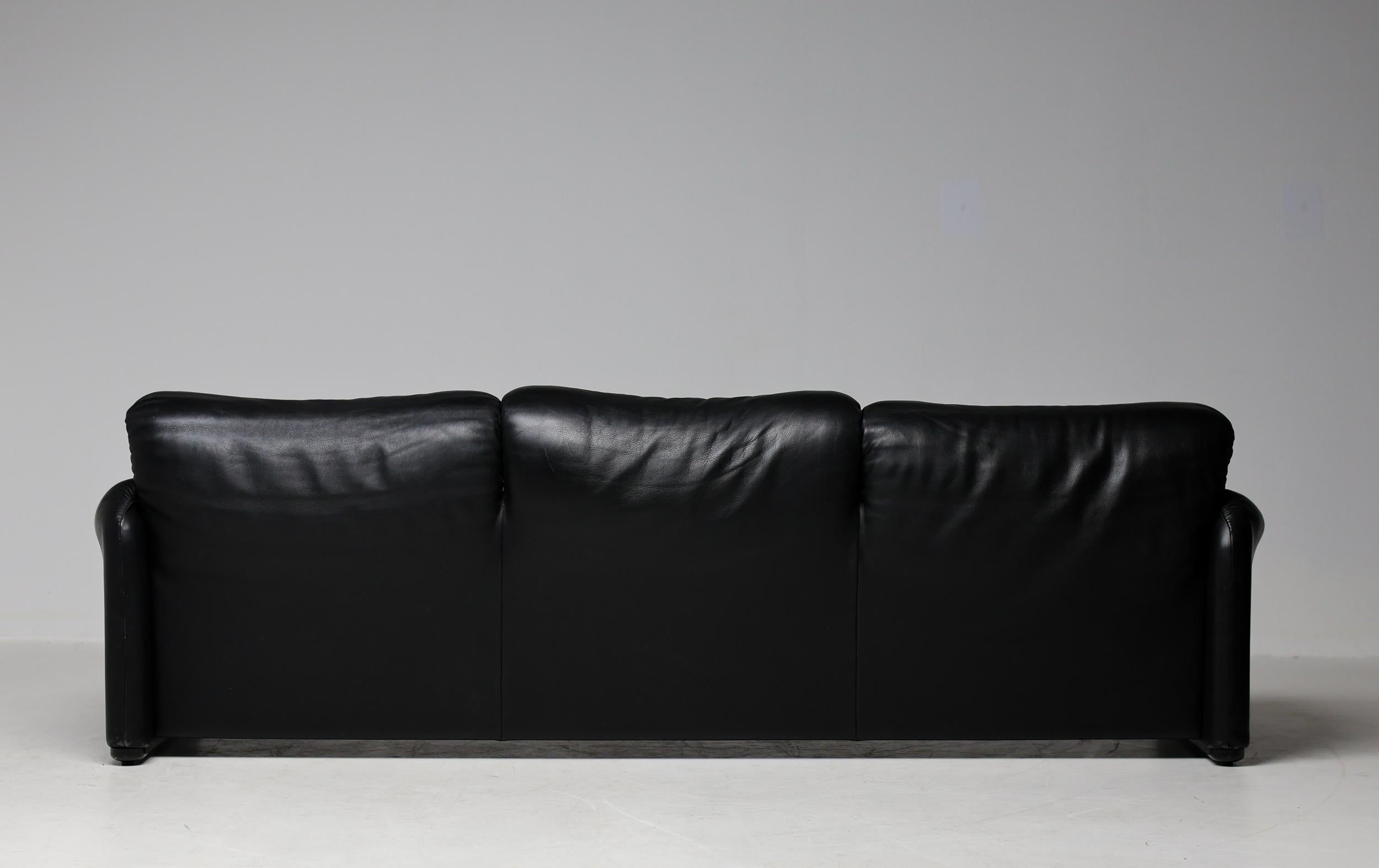 Early Black Leather Maralunga Sofa by Vico Magistretti for Cassina 3