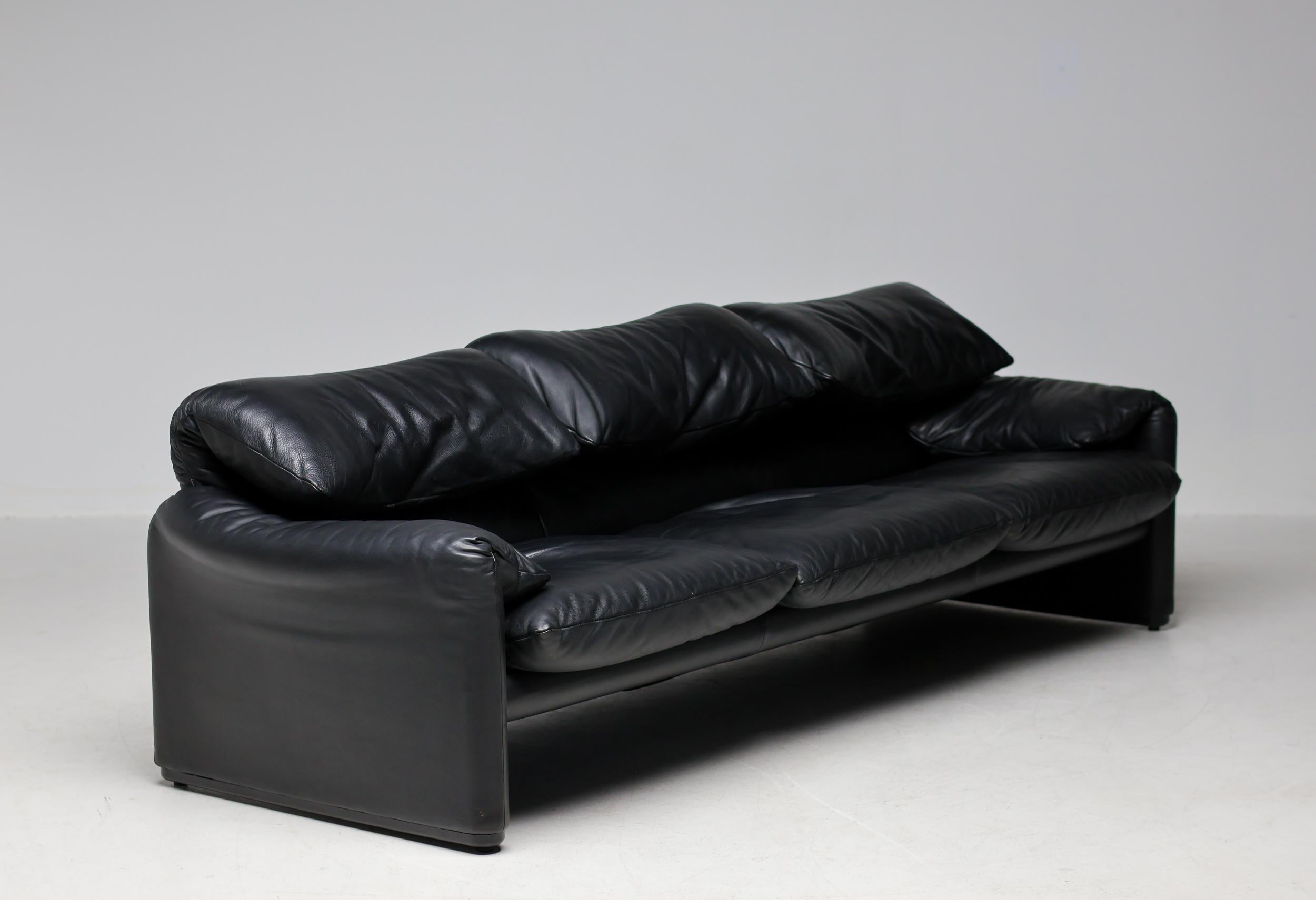 Early Black Leather Maralunga Sofa by Vico Magistretti for Cassina 6