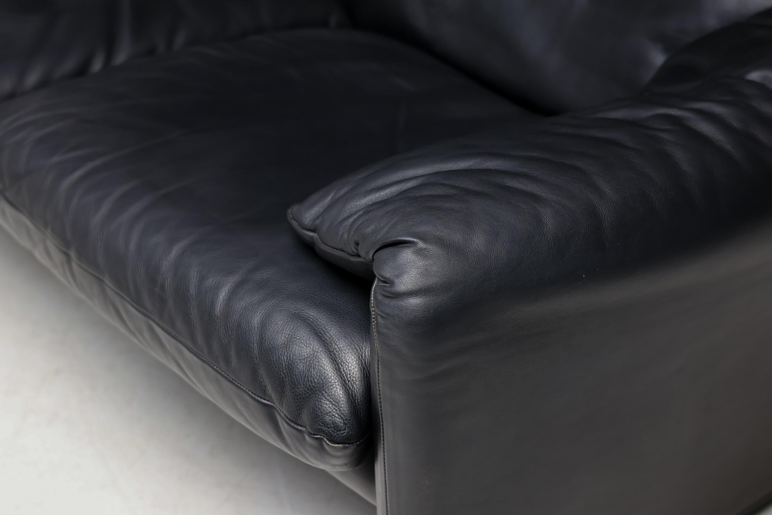 Early Black Leather Maralunga Sofa by Vico Magistretti for Cassina In Good Condition In Dronten, NL