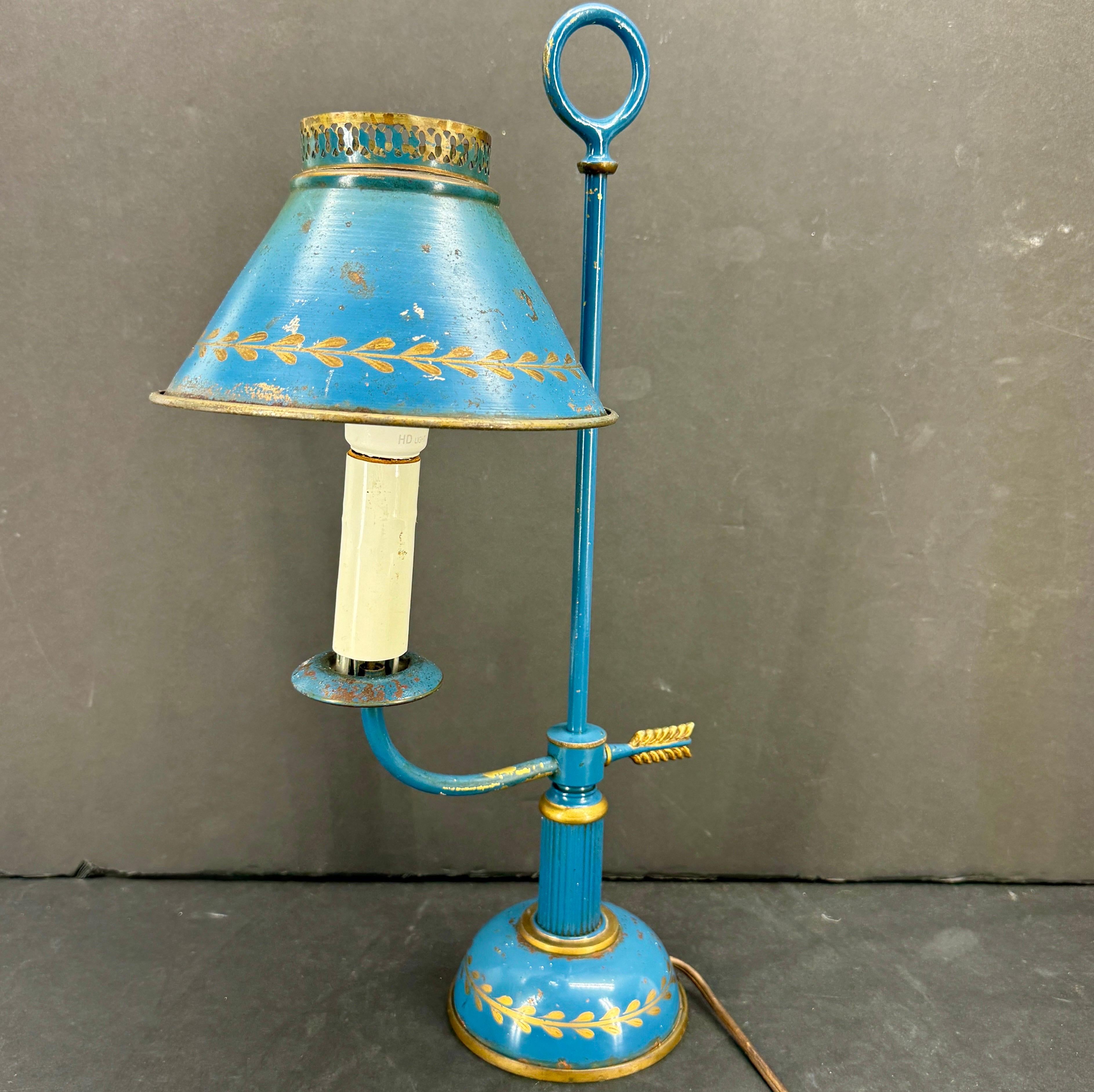 Lampe bouillotte peinte à la main en tôle bleue ancienne en vente 3