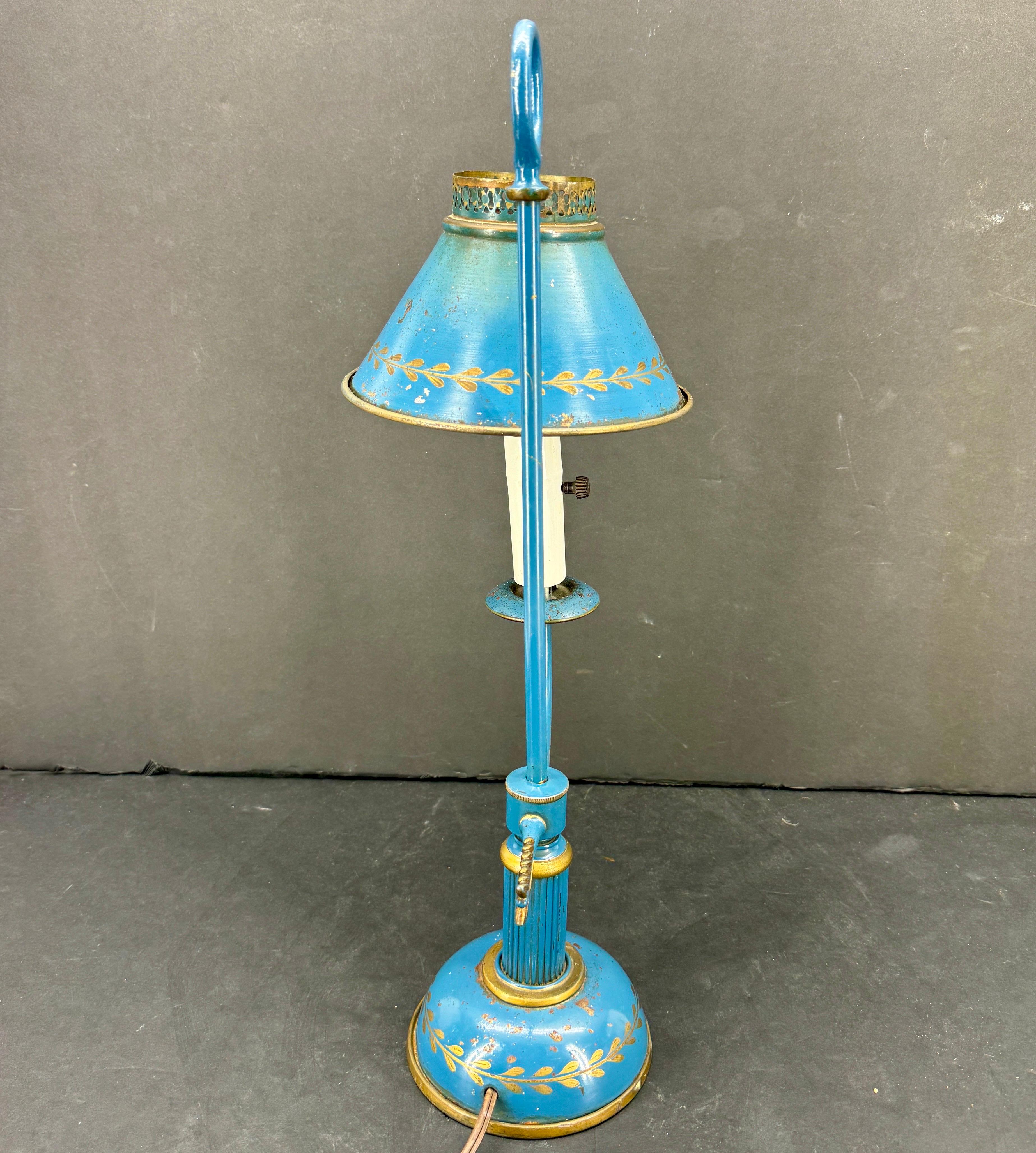 Lampe bouillotte peinte à la main en tôle bleue ancienne en vente 5
