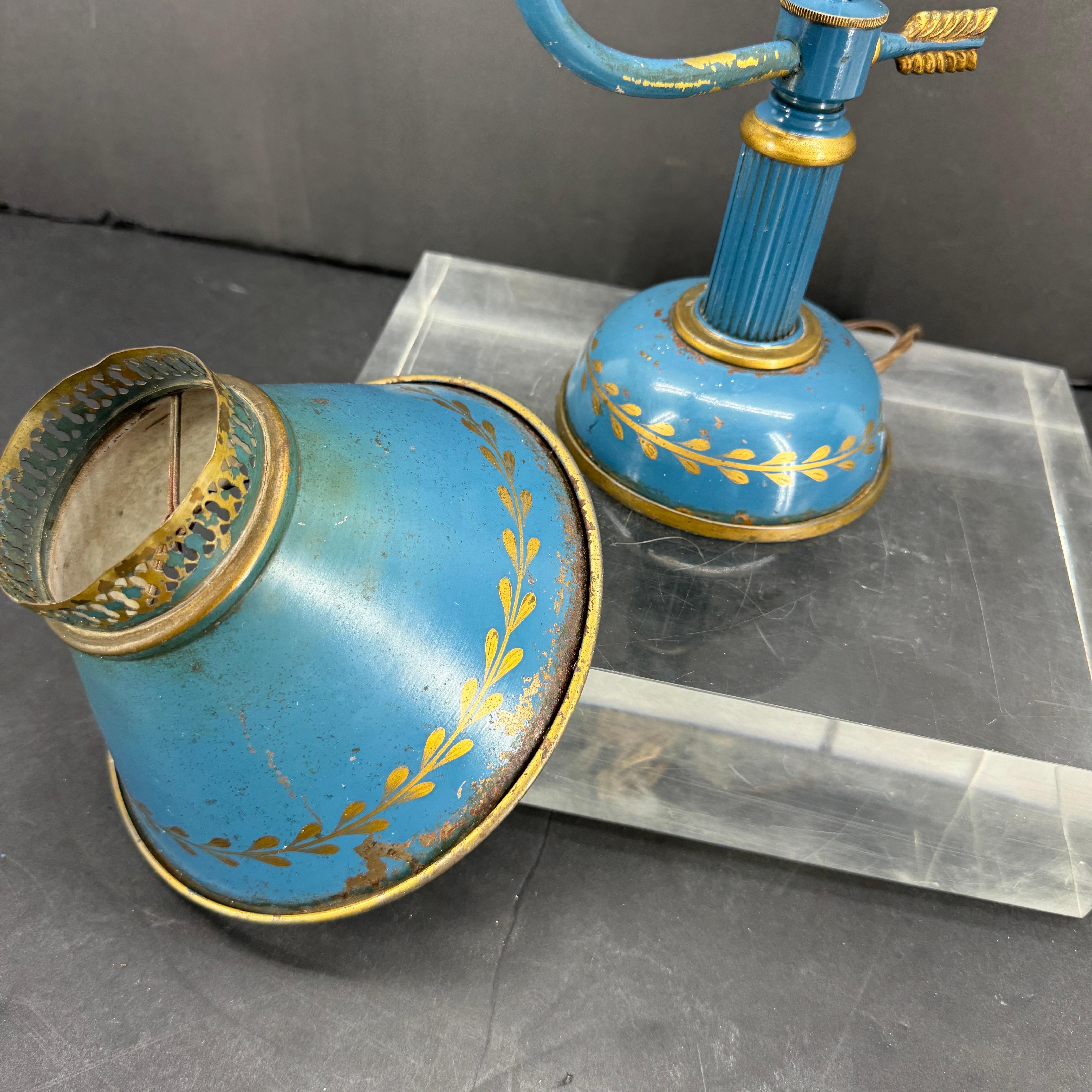 Lampe bouillotte peinte à la main en tôle bleue ancienne en vente 6