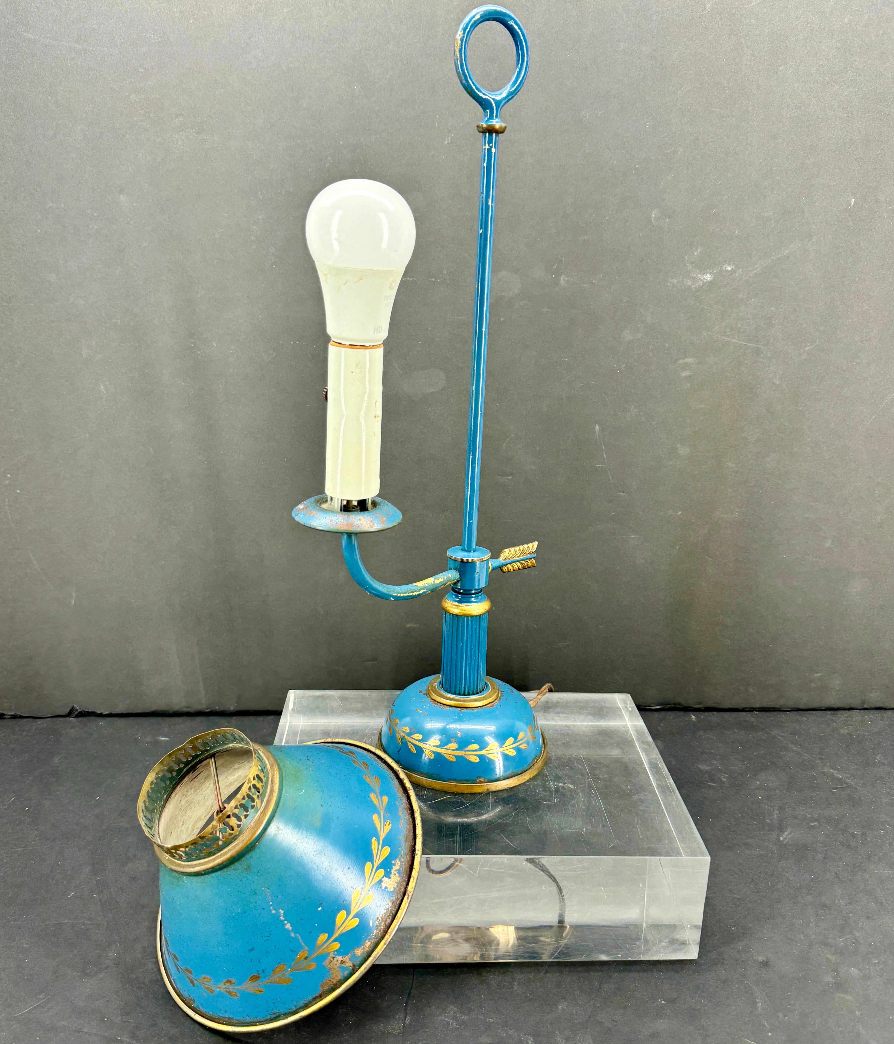 Lampe bouillotte peinte à la main en tôle bleue ancienne en vente 9