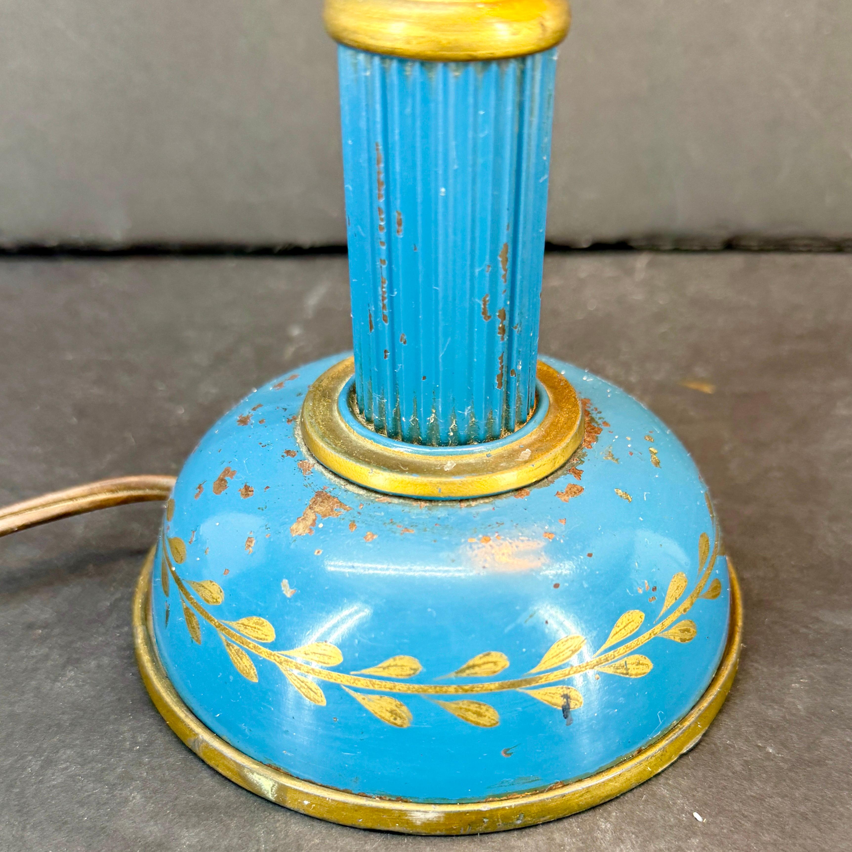 Peint à la main Lampe bouillotte peinte à la main en tôle bleue ancienne en vente
