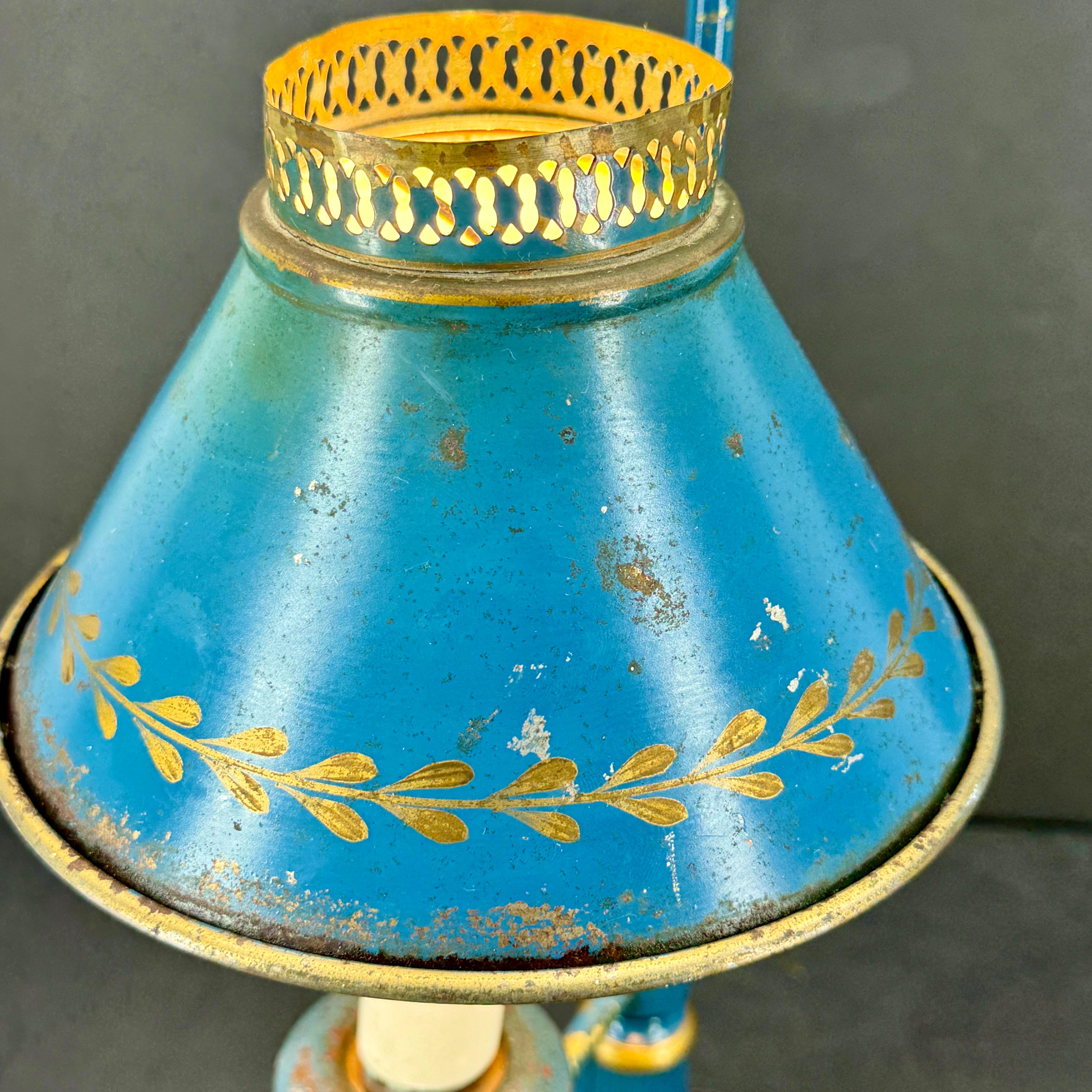 Milieu du XXe siècle Lampe bouillotte peinte à la main en tôle bleue ancienne en vente