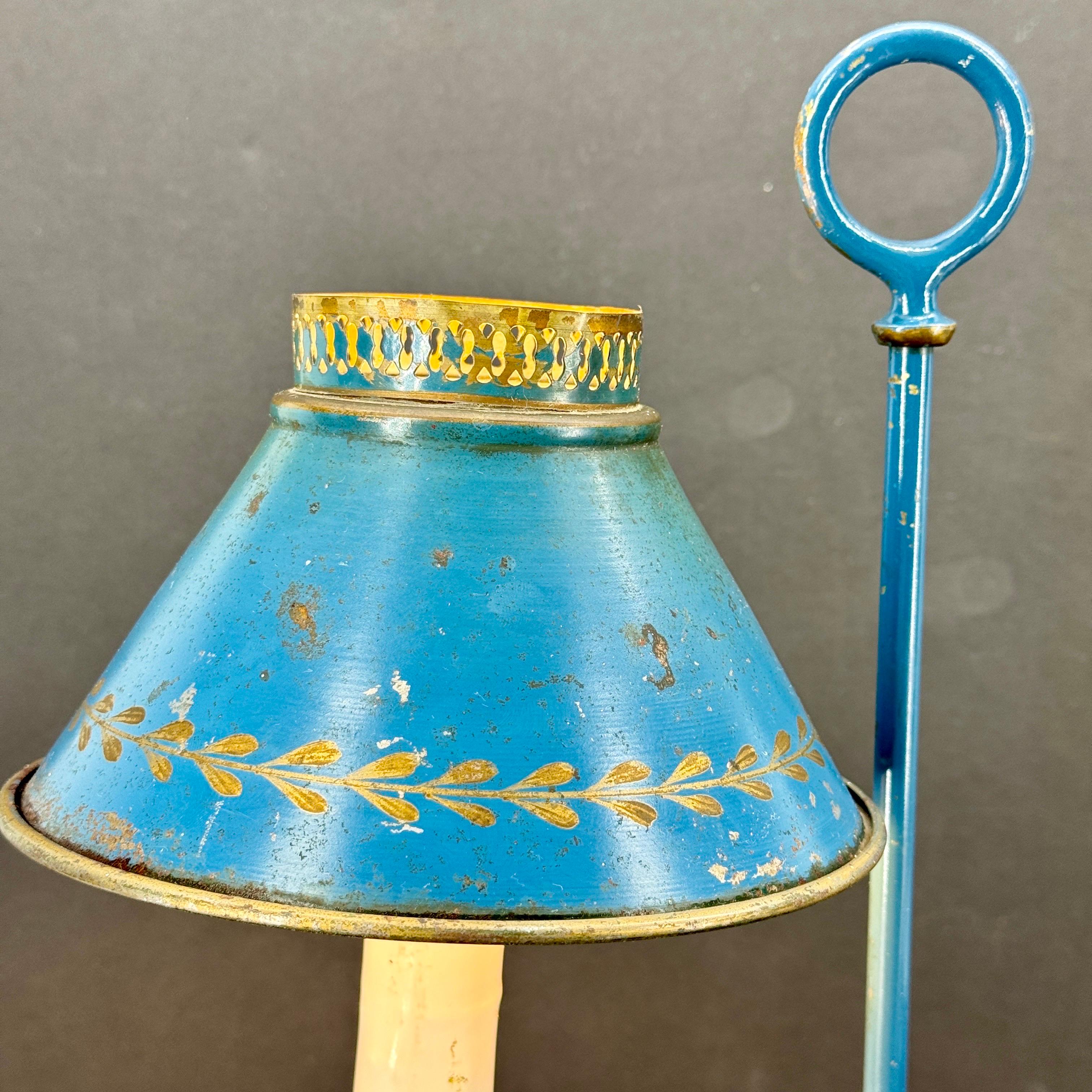 Lampe bouillotte peinte à la main en tôle bleue ancienne en vente 1