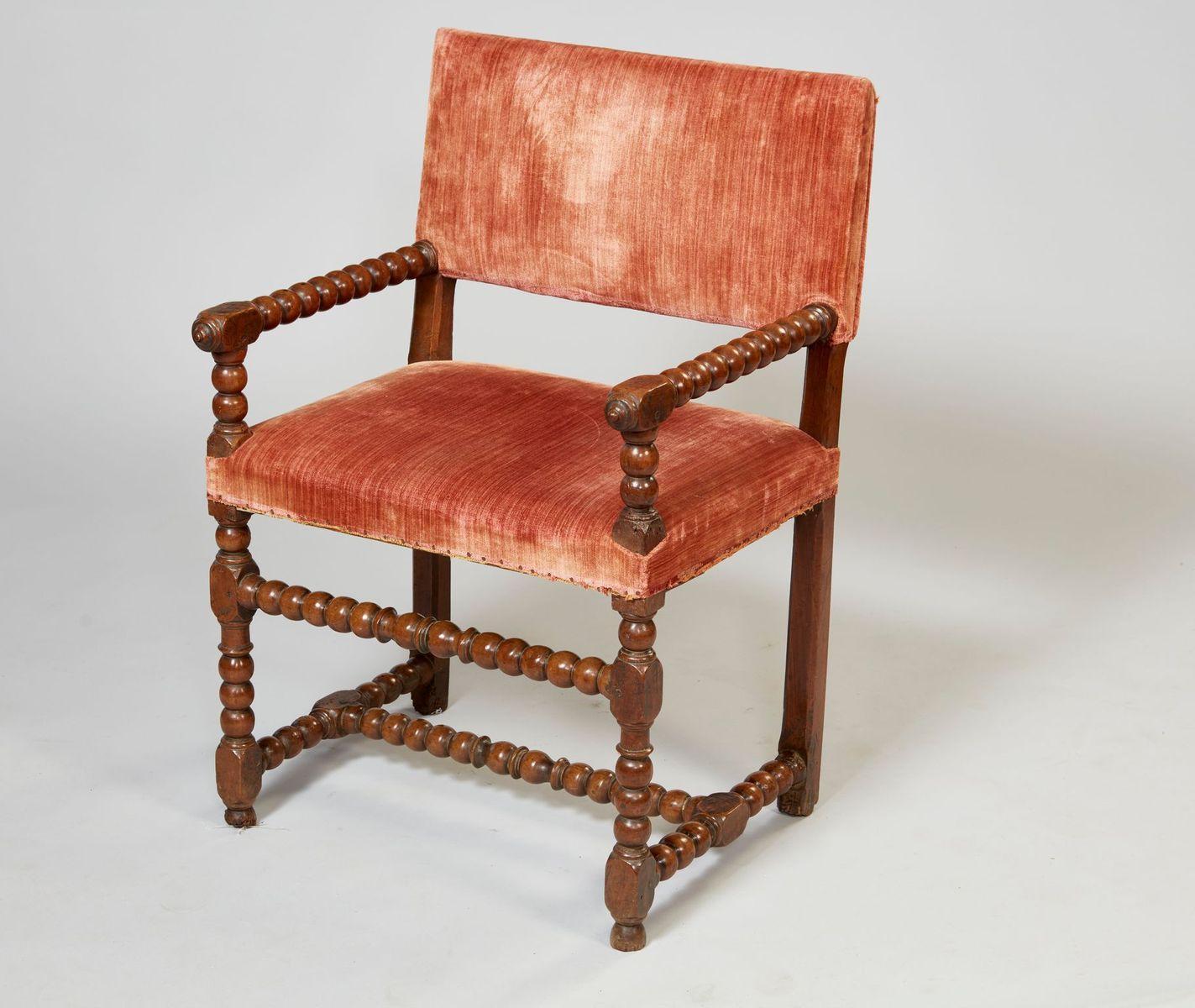 Früher Bobbin-Sessel aus gedrechseltem Nussbaumholz (Barock) im Angebot