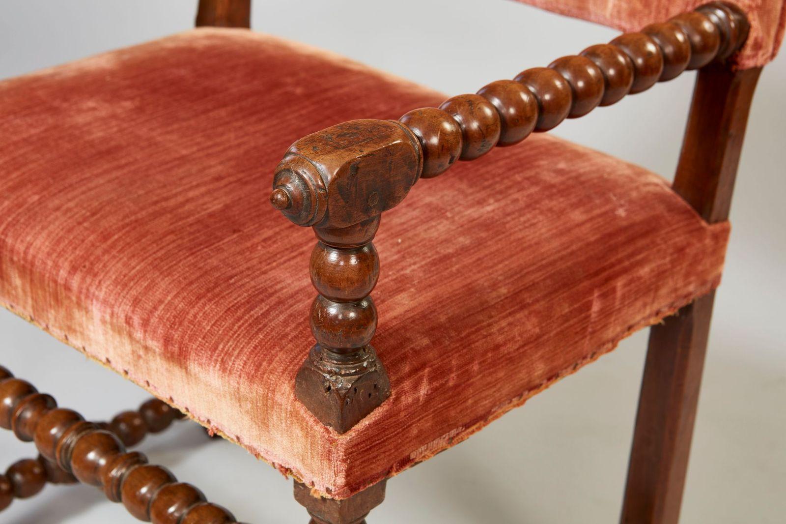 Früher Bobbin-Sessel aus gedrechseltem Nussbaumholz (Gedrechselt) im Angebot