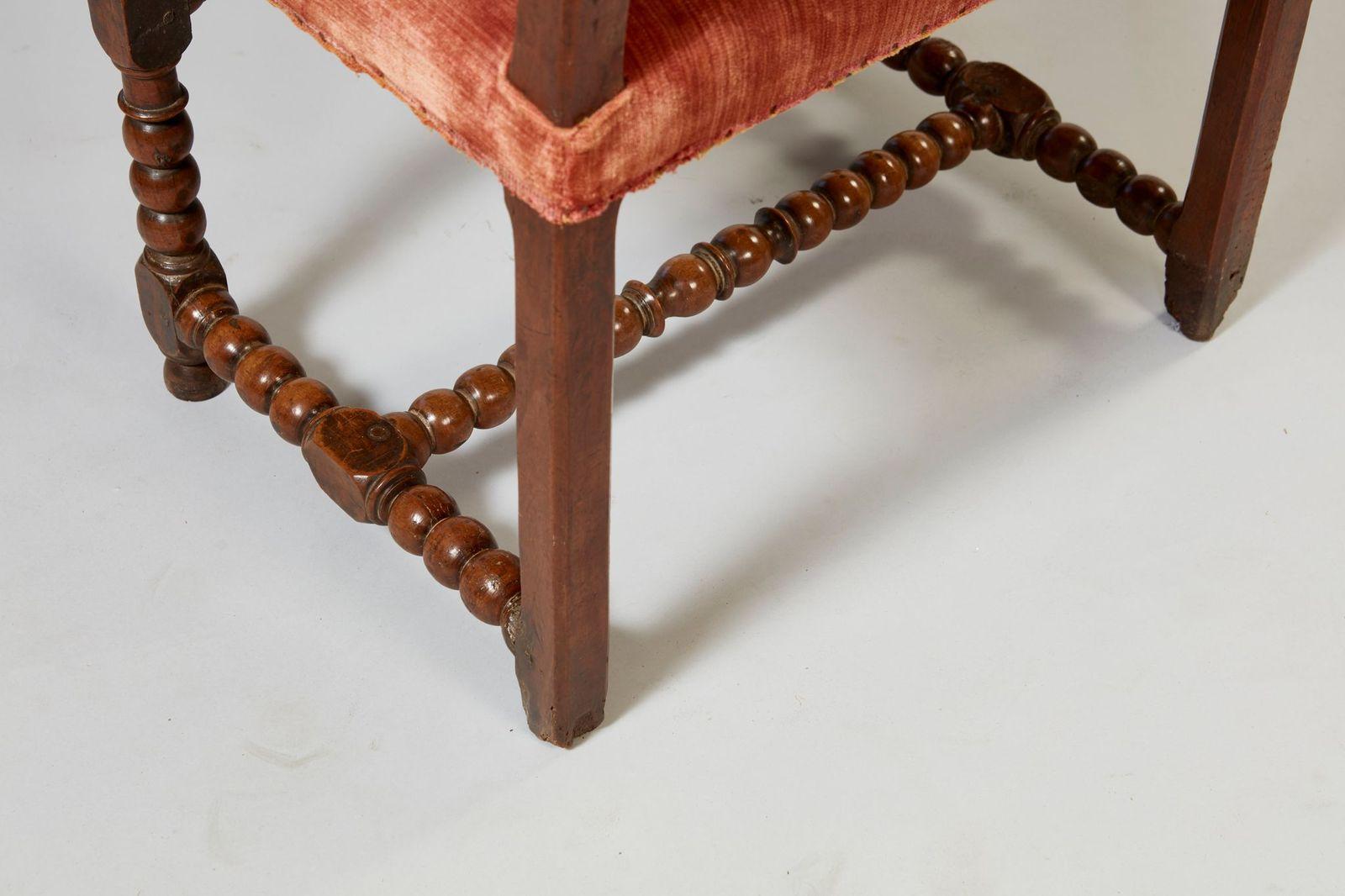Früher Bobbin-Sessel aus gedrechseltem Nussbaumholz (Spätes 17. Jahrhundert) im Angebot