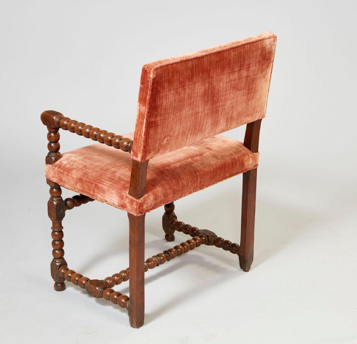 Früher Bobbin-Sessel aus gedrechseltem Nussbaumholz im Angebot 1