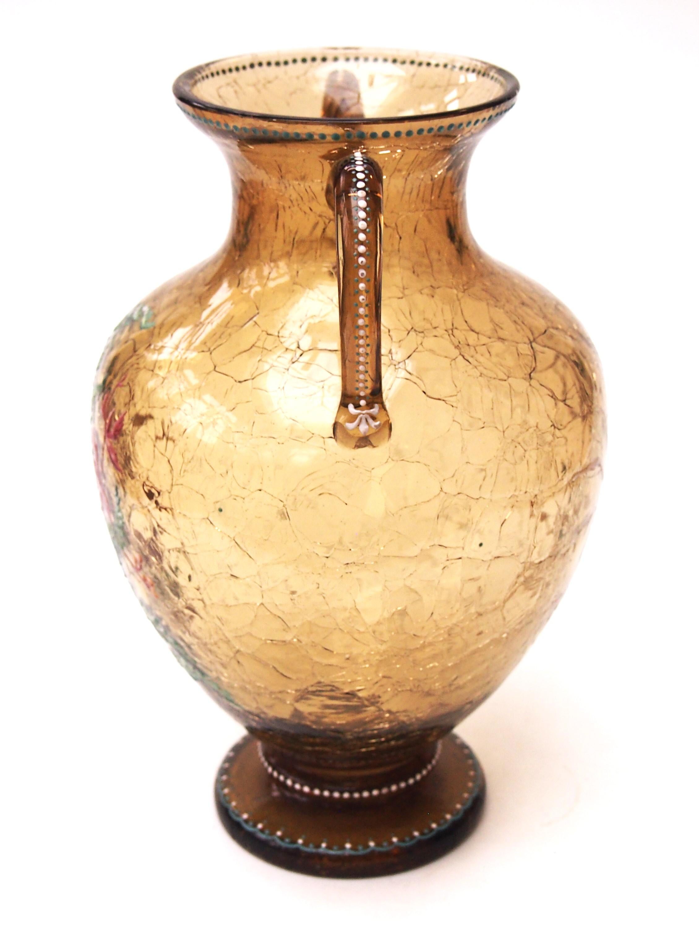 Fabuleux vase de bonne taille en verre craquelé de Moser, de couleur brune richement et finement émaillée de feuillages de différentes sortes dans les verts et les violets sur les deux côtés du vase - Le vase a deux poignées appliquées à chaud qui