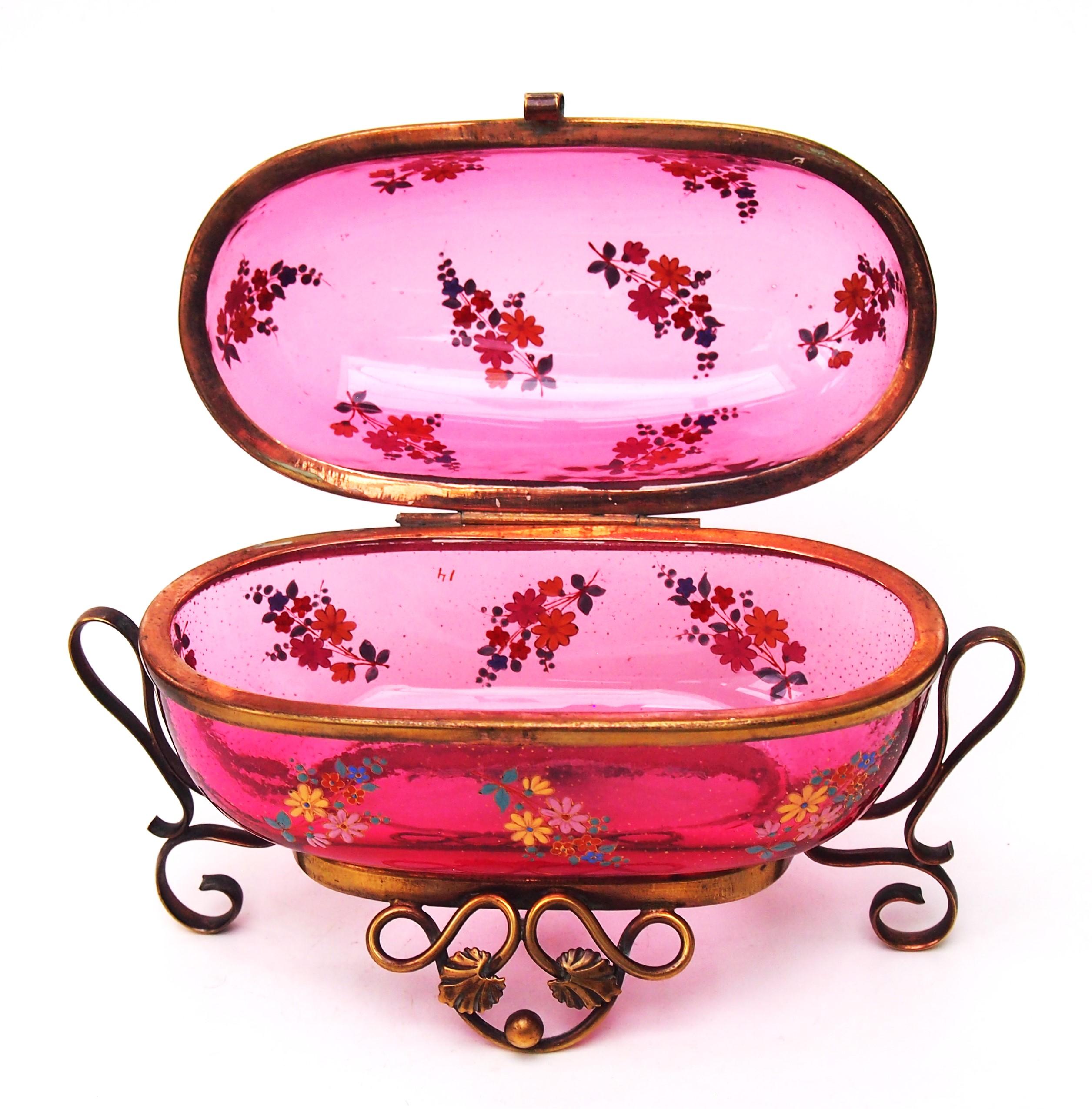 Excepcional caja cesto esmaltada con motivos florales de color rosa vibrante y tapa ajustada con apliques de metal curvado orate (bronce) con finos motivos de hojas detalladas, de Moser c 1895. Una pieza asombrosa de gran calidad decorada con
