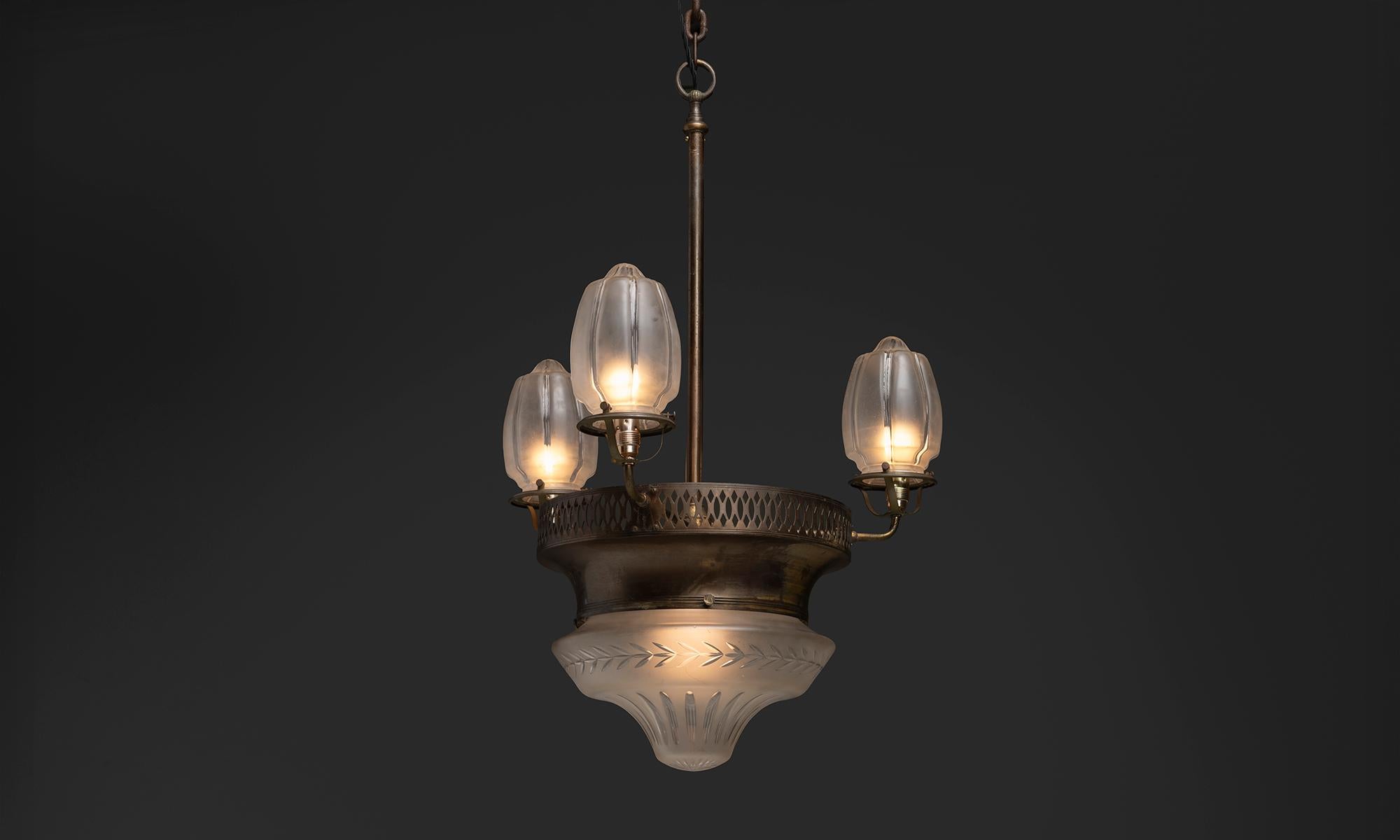 Inglaterra, 1940
Araña antigua de latón y cristal bicolor grabado y transparente.
20 