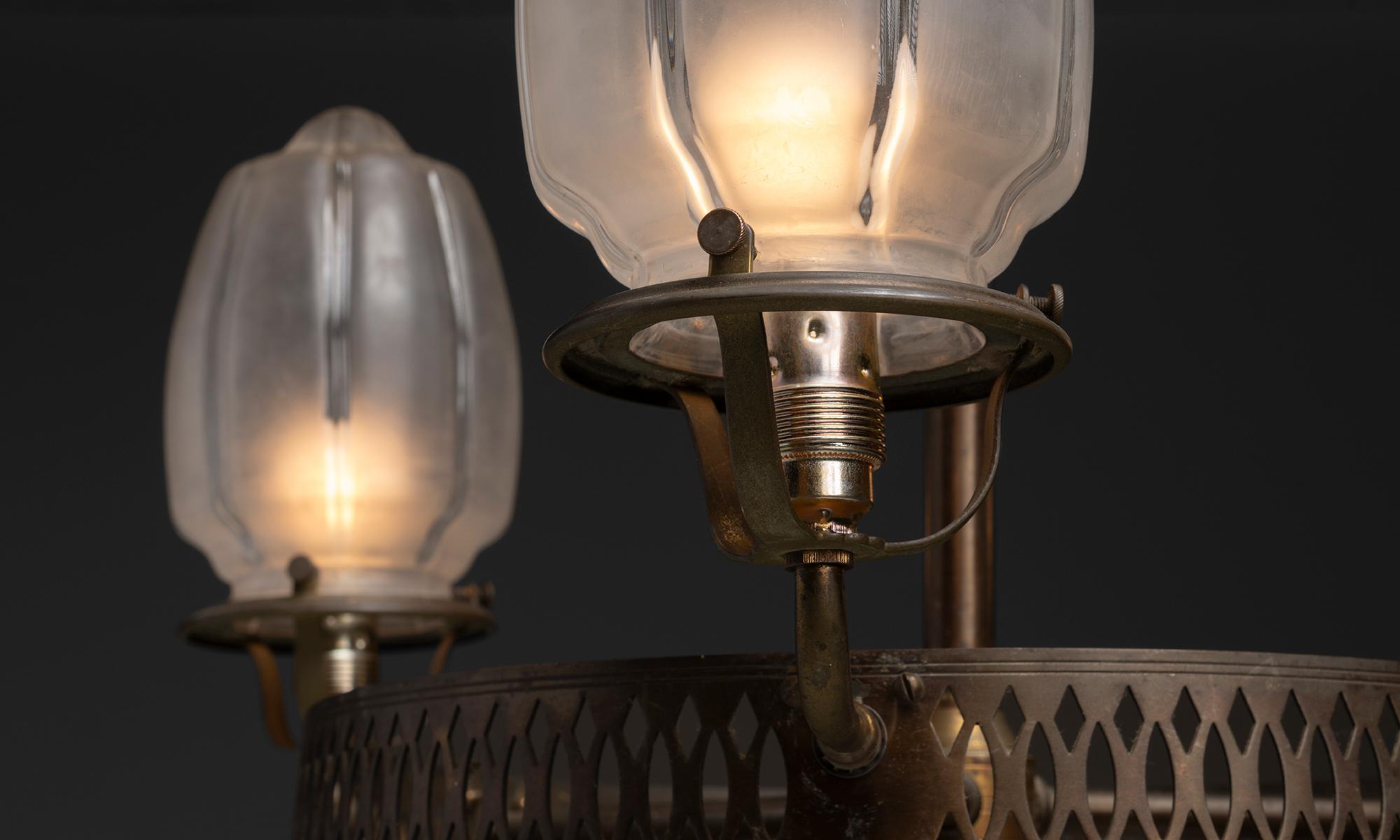 Antigua araña de latón y cristal bicolor grabado y transparente , Inglaterra circa 1940 Inglés en venta