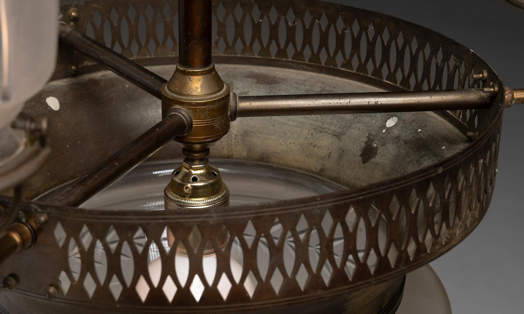 Antigua araña de latón y cristal bicolor grabado y transparente , Inglaterra circa 1940 mediados del siglo XX en venta