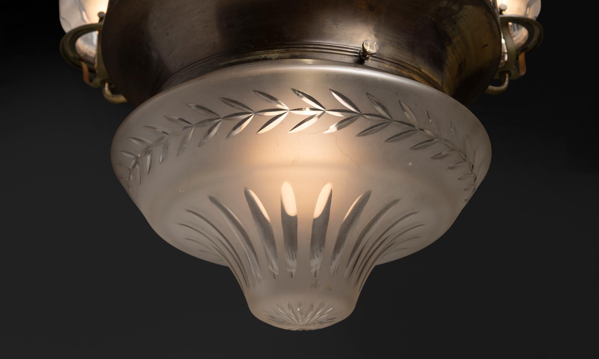 Antigua araña de latón y cristal bicolor grabado y transparente , Inglaterra circa 1940 Latón en venta