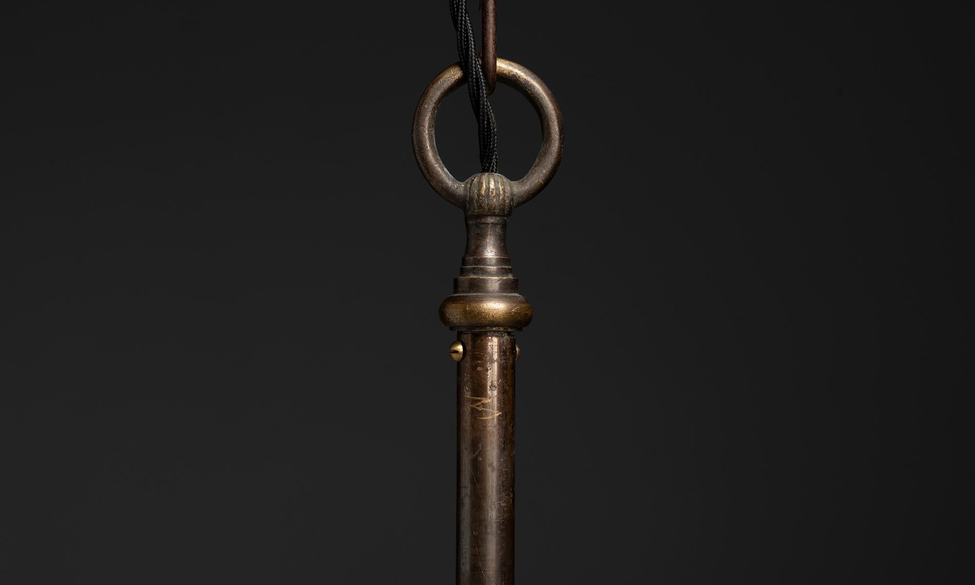 Antigua araña de latón y cristal bicolor grabado y transparente , Inglaterra circa 1940 en venta 1