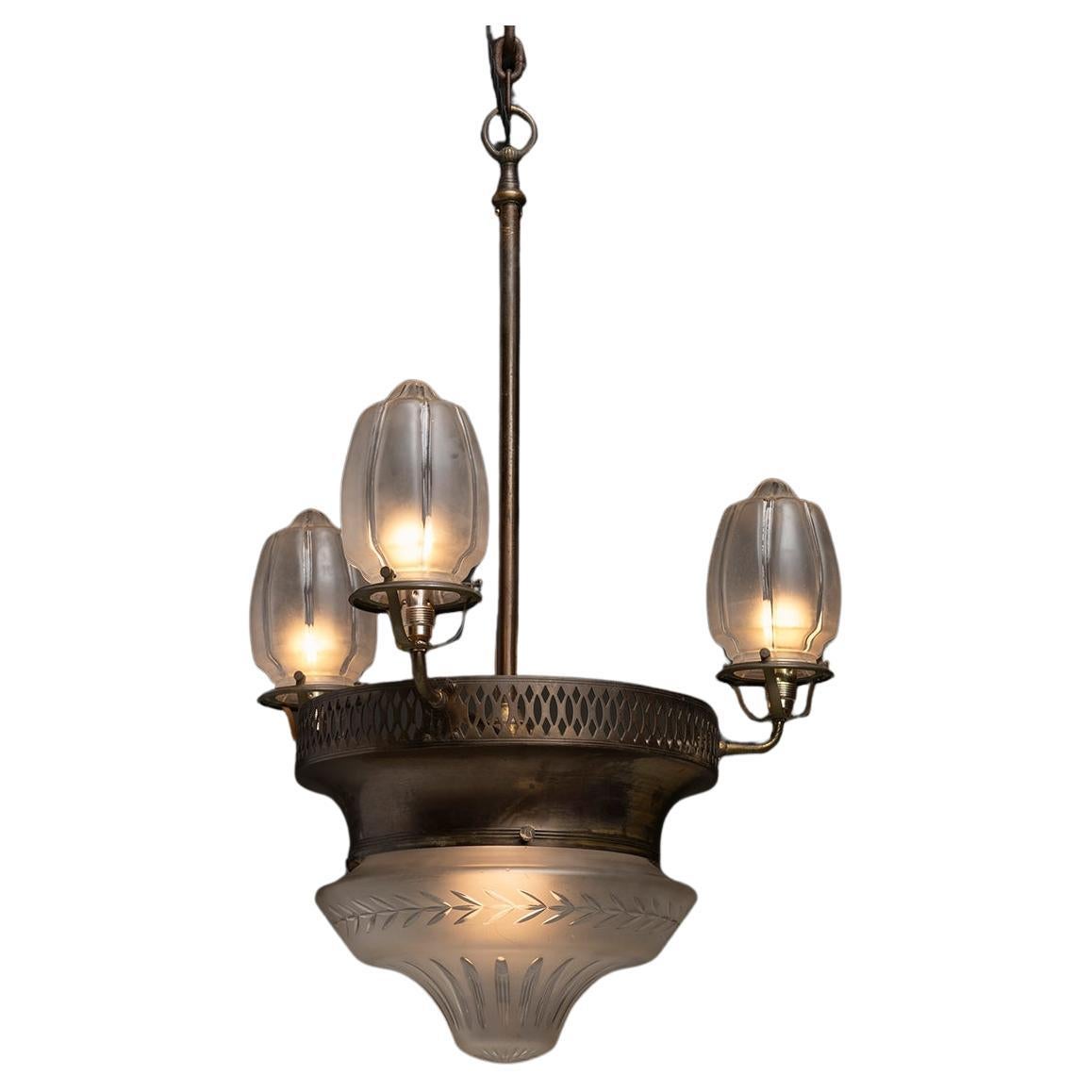 Lampadario in ottone e vetro inciso e trasparente a due toni, Inghilterra, circa 1940