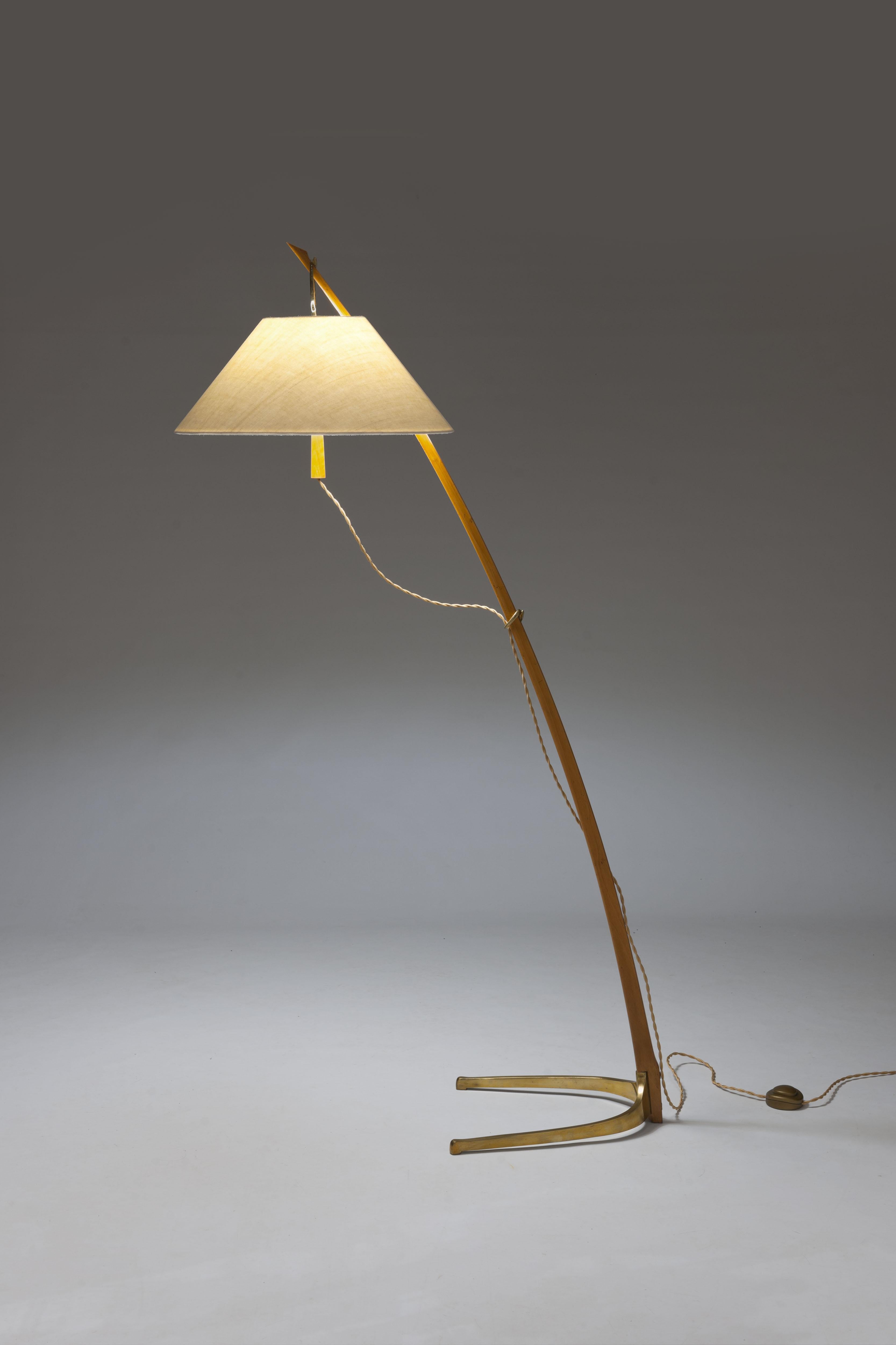 Beautiful vintage 'Dornstab' floor lamp by J.T. Kalmar from the late 1950's. Made of solid beech and brass. Made at Kalmar Werkstätten Austria. 
Designed in 1947 and a fine example of the Wiener Werkbund criteria. By bringing the sabre-shaped stand