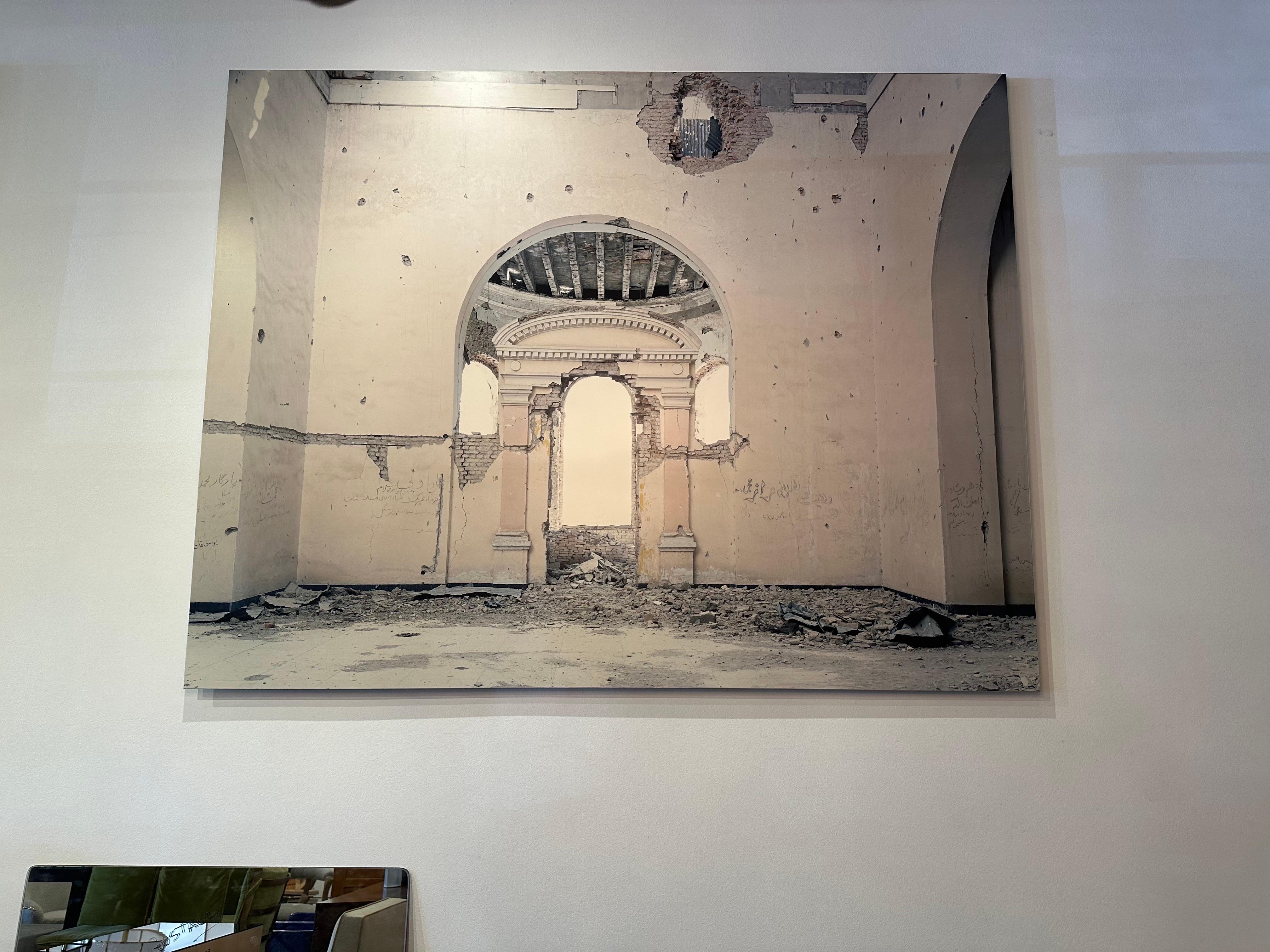 Cette photographie originale de feu Brian McKee (1977-2018) d'un château déchiré par la guerre dans le nord de l'Afghanistan. Il s'agit d'un tirage chromogène monté sur aluminium - Série 1 de 5, de 2002. Provenance : Cette pièce étonnante a été