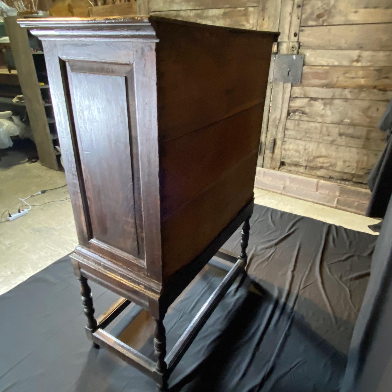 Antigua cómoda jacobea británica Carlos II sobre peana en venta 3