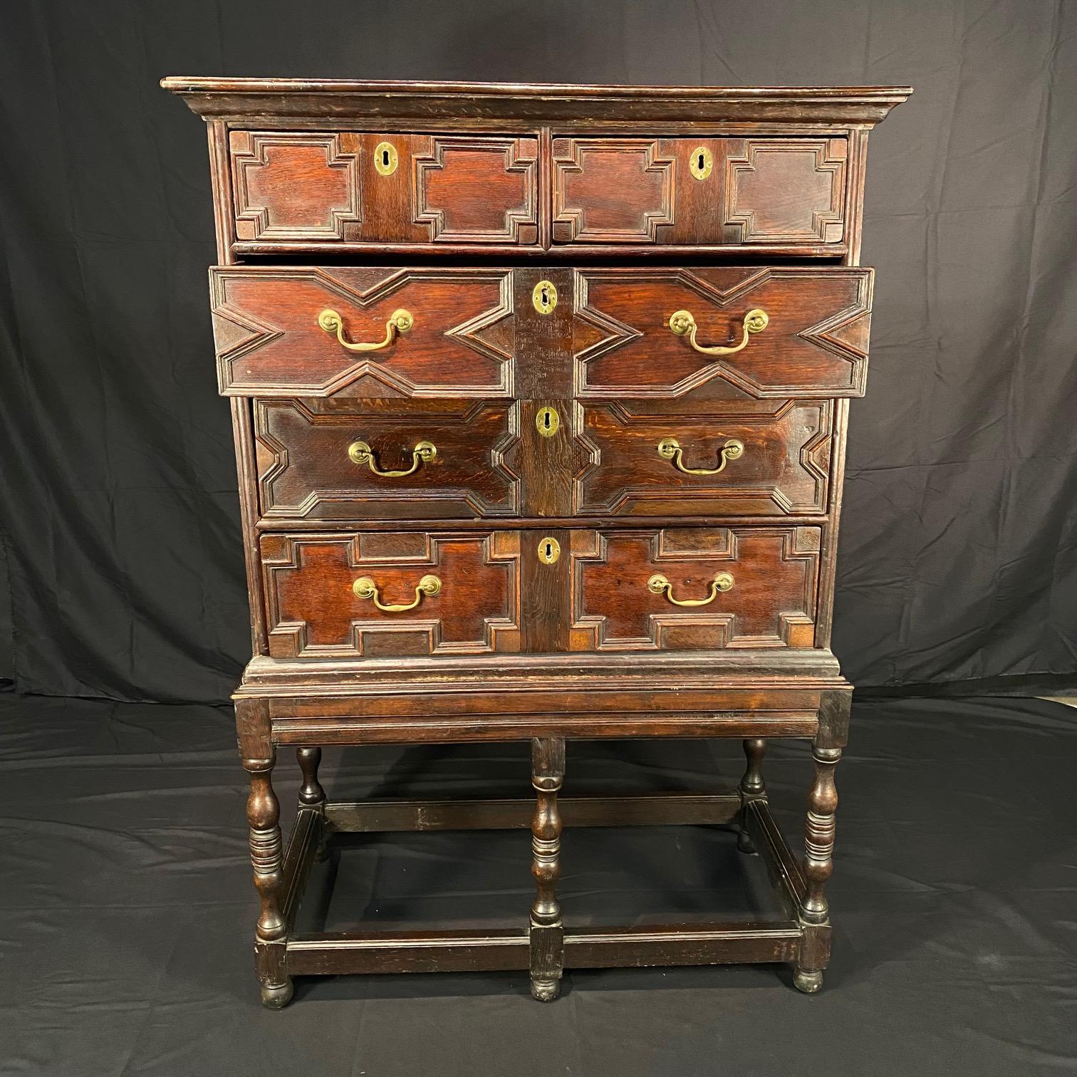 Antigua cómoda jacobea británica Carlos II sobre peana Inglés en venta