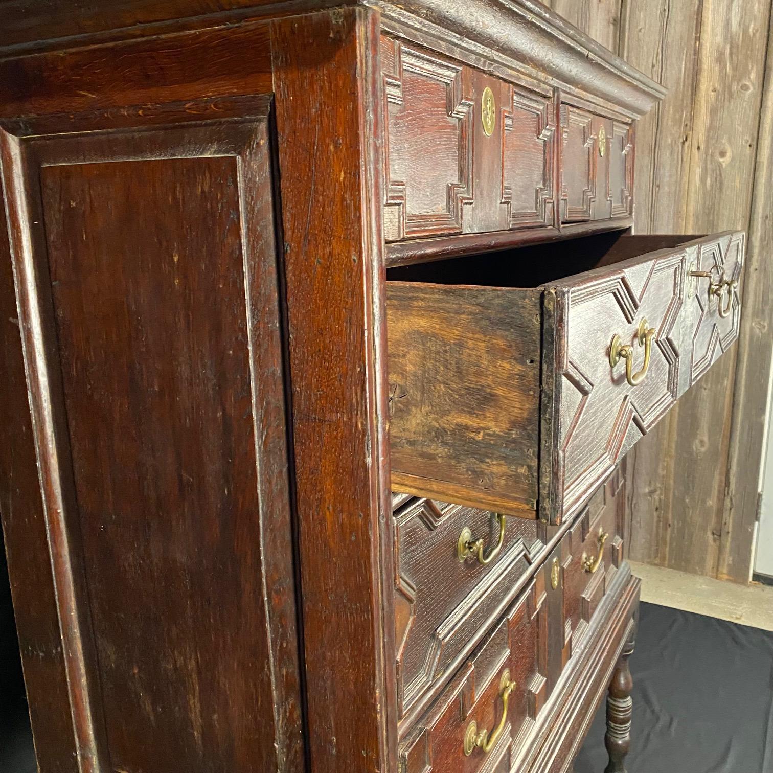 Antigua cómoda jacobea británica Carlos II sobre peana siglo XIX en venta