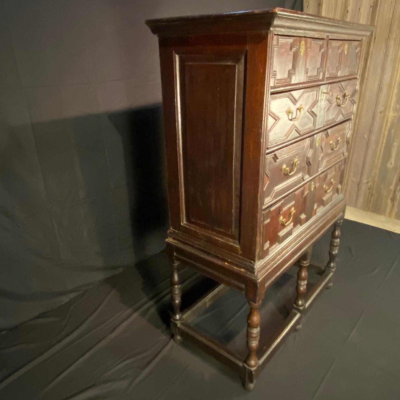 Antigua cómoda jacobea británica Carlos II sobre peana Latón en venta