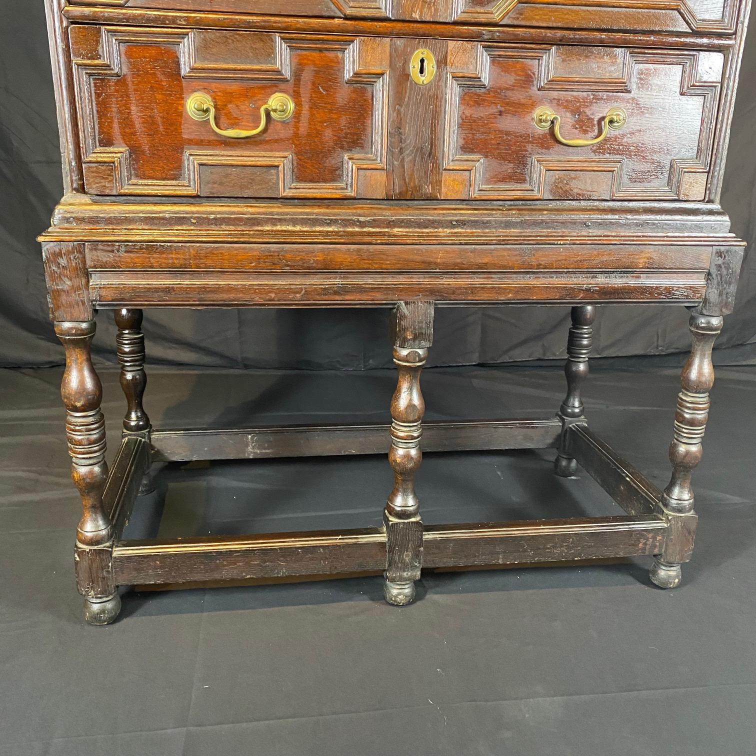 Antigua cómoda jacobea británica Carlos II sobre peana en venta 1