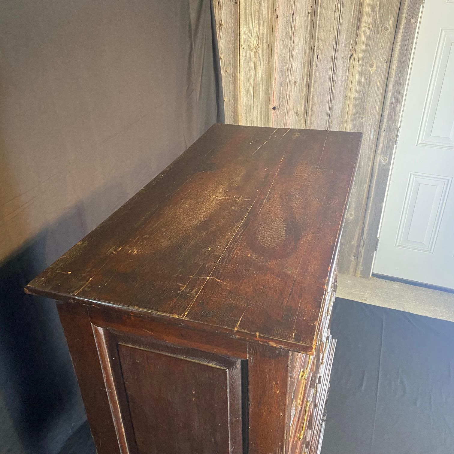 Antigua cómoda jacobea británica Carlos II sobre peana en venta 2