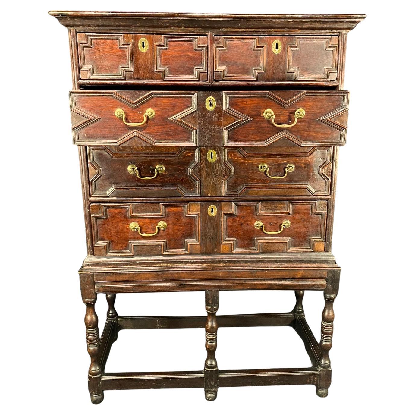Antigua cómoda jacobea británica Carlos II sobre peana en venta