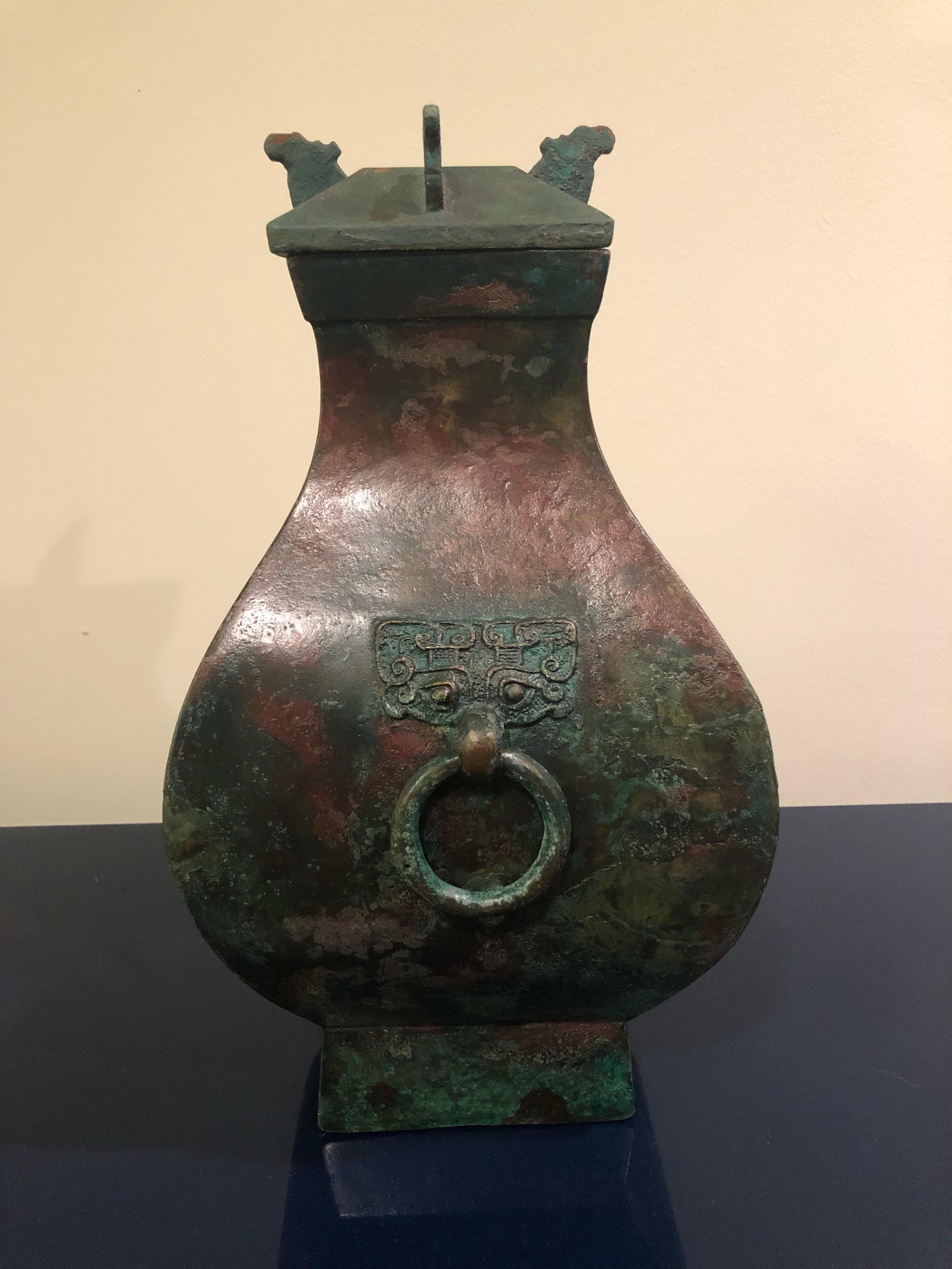 Bronze Vase à vin rituel Fang Hu en bronze ancien de la dynastie Han en vente