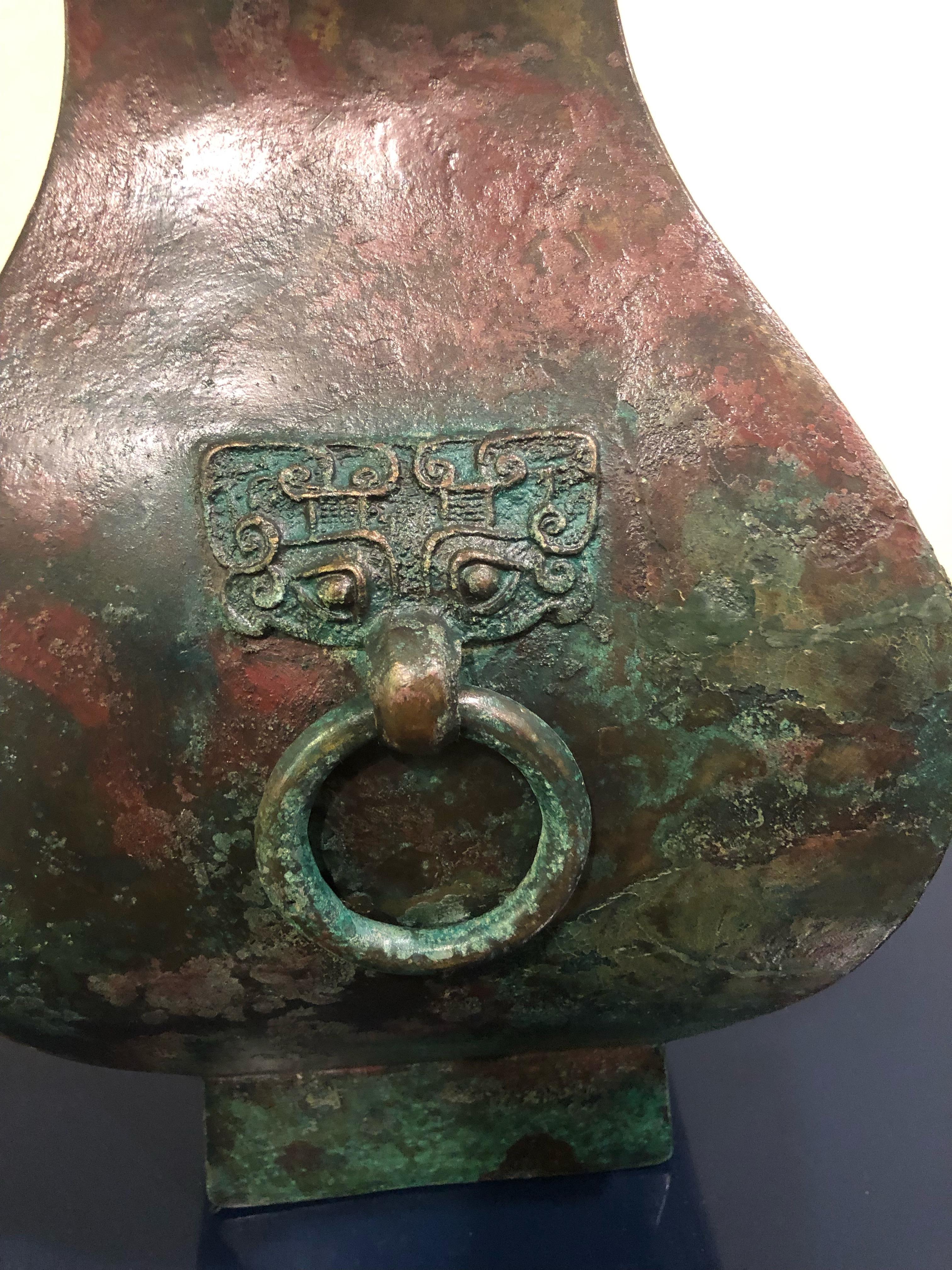 Vase à vin rituel Fang Hu en bronze ancien de la dynastie Han en vente 1