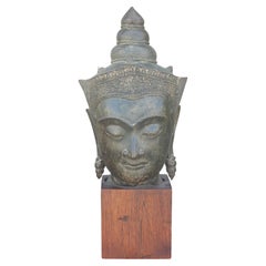 Tête de Bouddha thaïlandaise en bronze ancien monté sur bloc