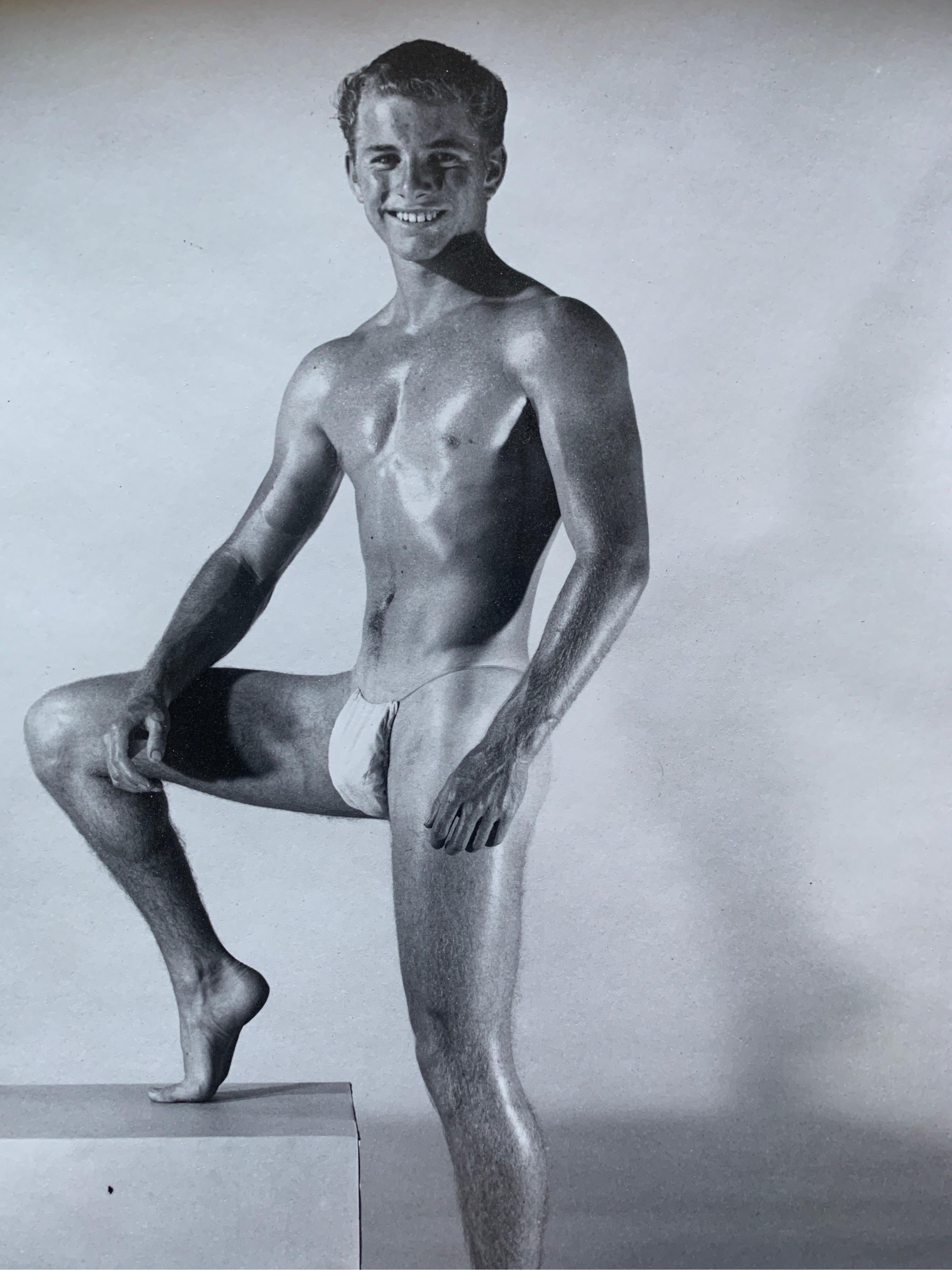 Cada vez es más raro encontrar una fotografía original de época de Bruce of Los Angeles. Especialmente con el icónico suelo de damero blanco y negro, y una de las primeras fotos de 