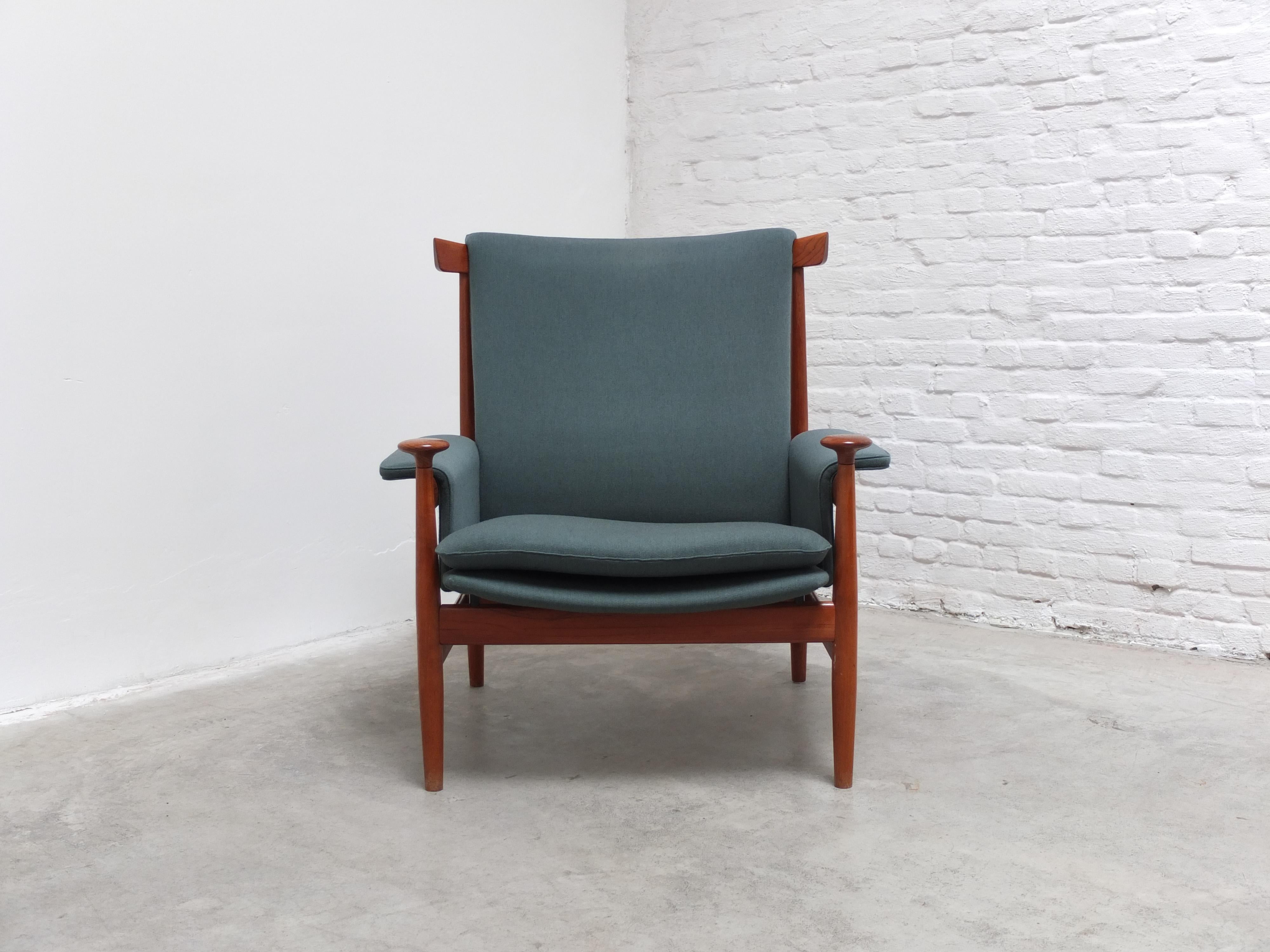 Rare ‘Bwana’ lounge chair designed by Finn Juhl in 1962. This is a very early production by France and Son in fully original condition. The frame is made of solid teak and has exceptional details such as the carved backrest and circular hand-rests.