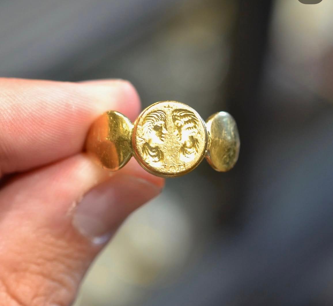 Femenino o masculino Anillo de oro bizantino antiguo grabado con pareja casada en venta