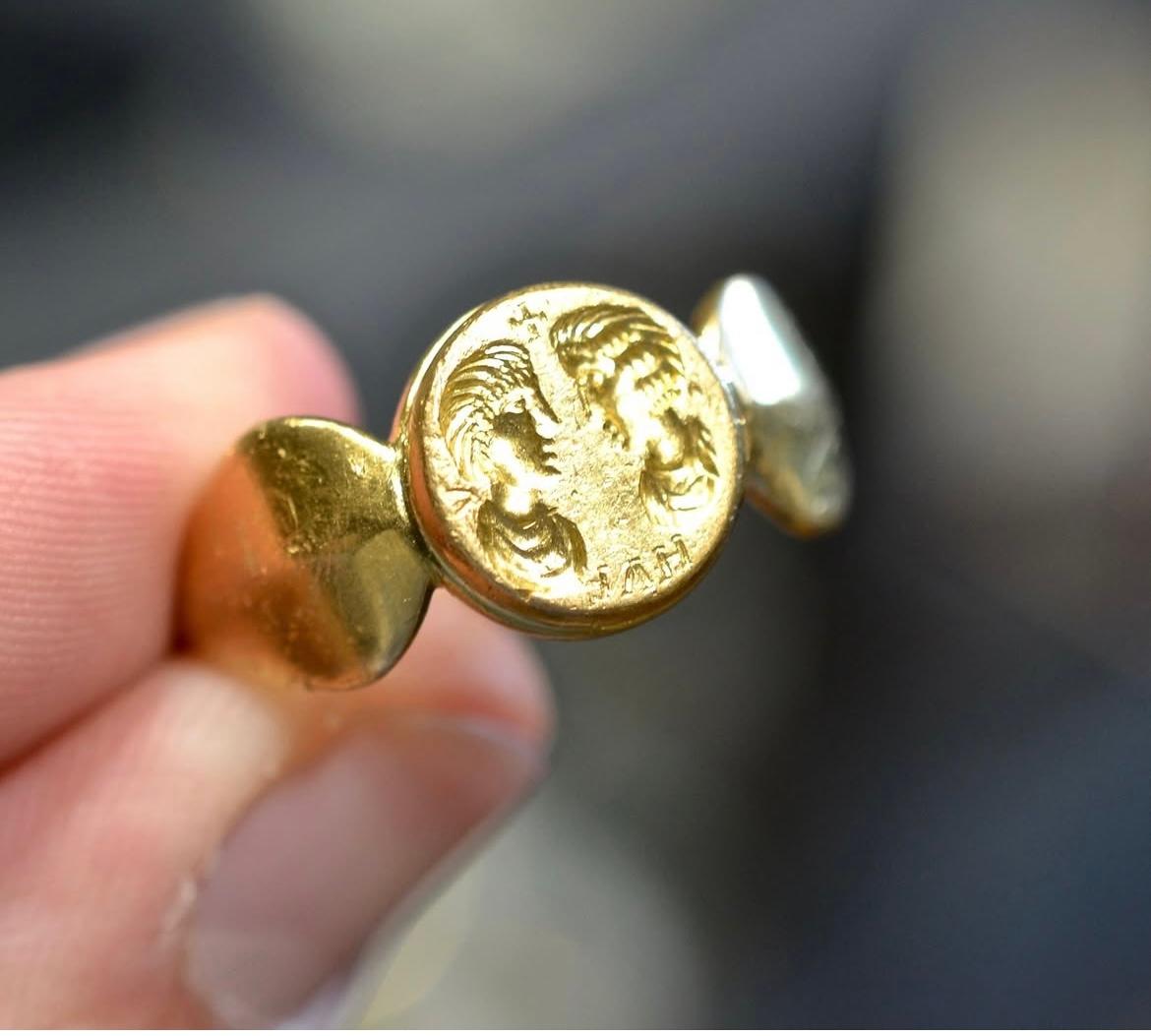 Anillo de oro bizantino antiguo grabado con pareja casada en venta 1