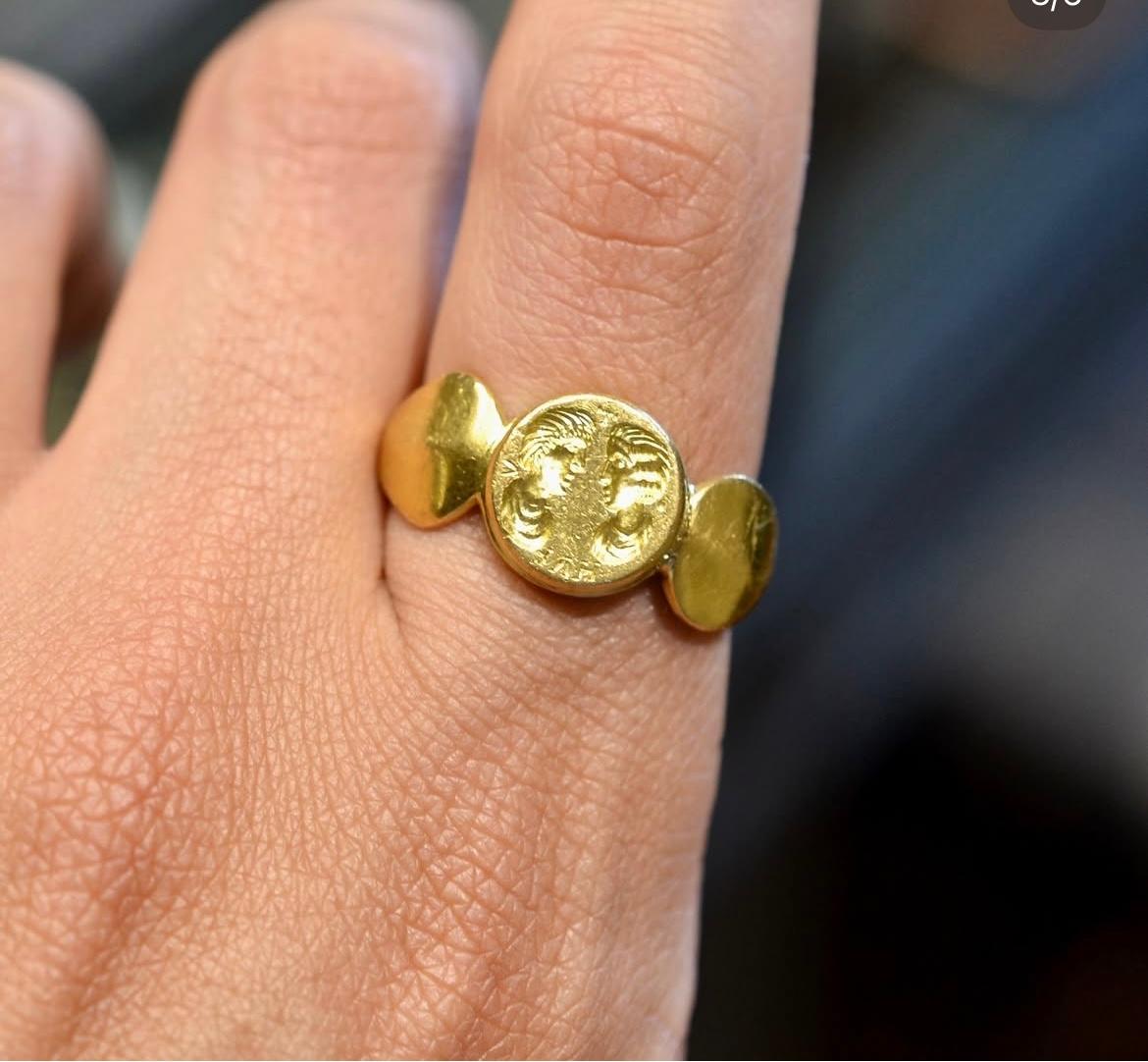 Anillo de oro bizantino antiguo grabado con pareja casada en venta 2