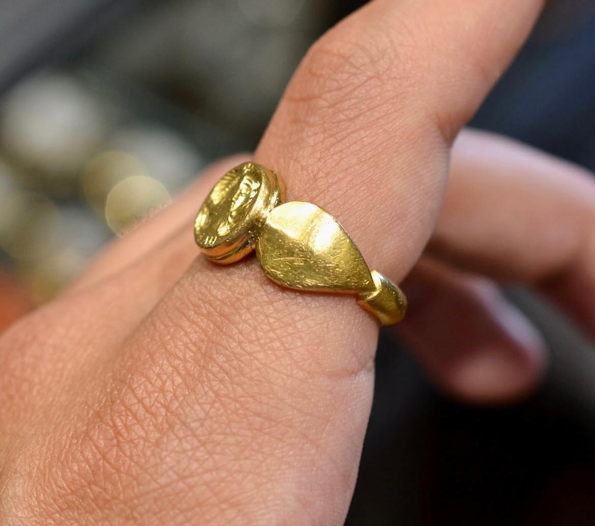 Anillo de oro bizantino antiguo grabado con pareja casada en venta 3