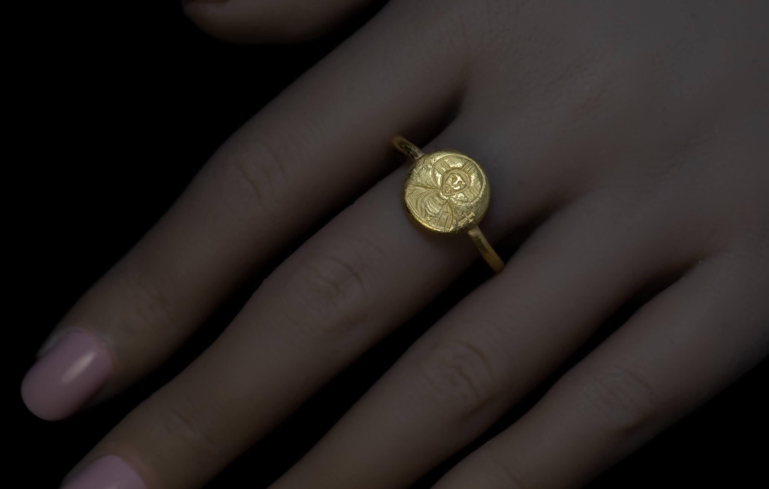 Early Byzantine Gold Ring with Christ c. 6th Century AD In Good Condition For Sale In Chicago, IL
