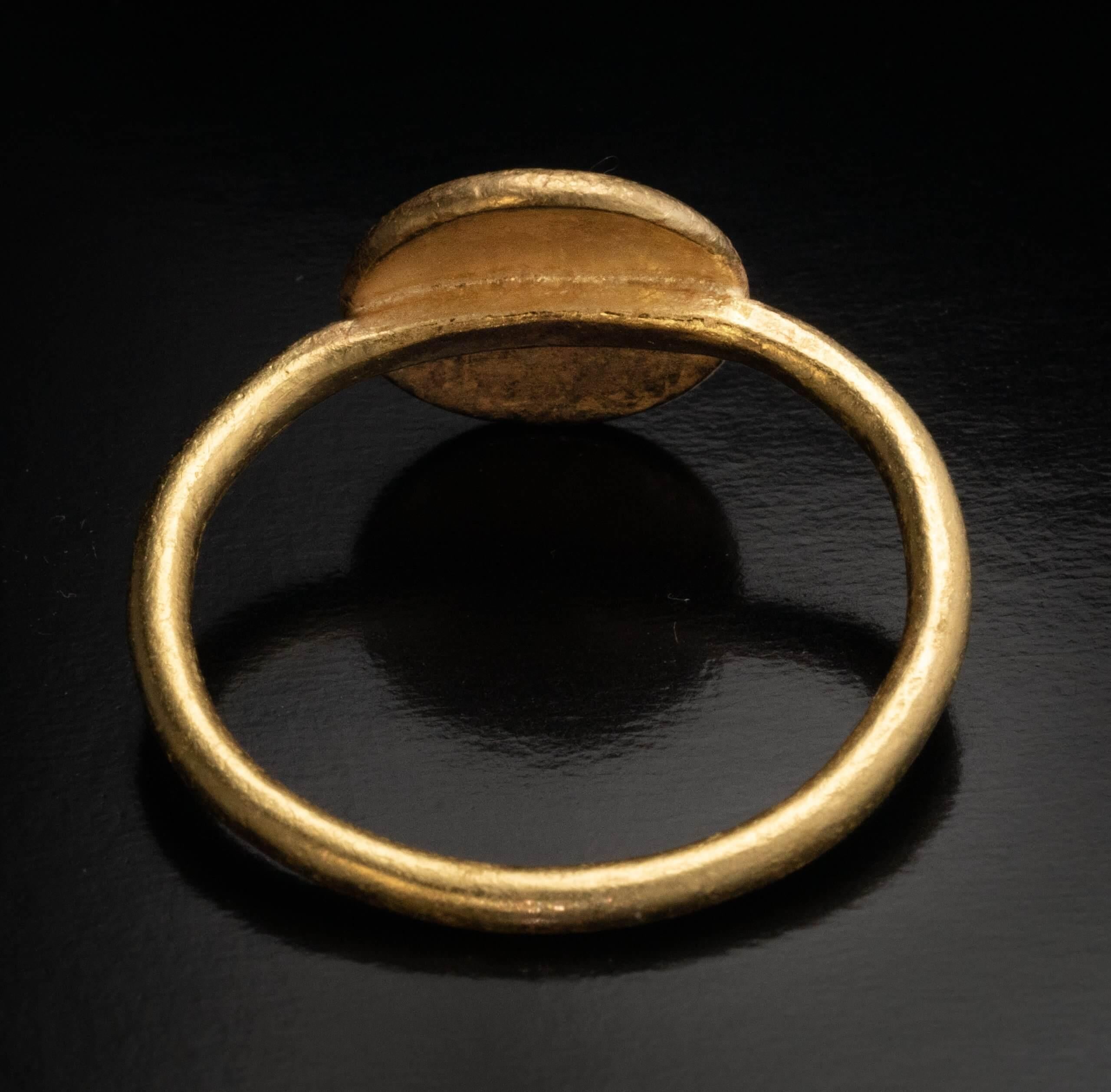 Early Byzantine Gold Ring with Christ c. 6th Century AD For Sale 1