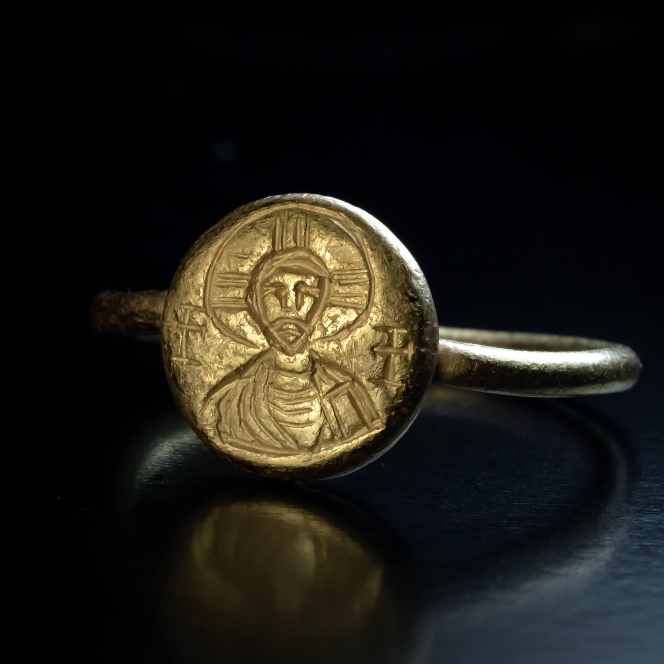 Early Byzantine Gold Ring with Christ c. 6th Century AD For Sale 2