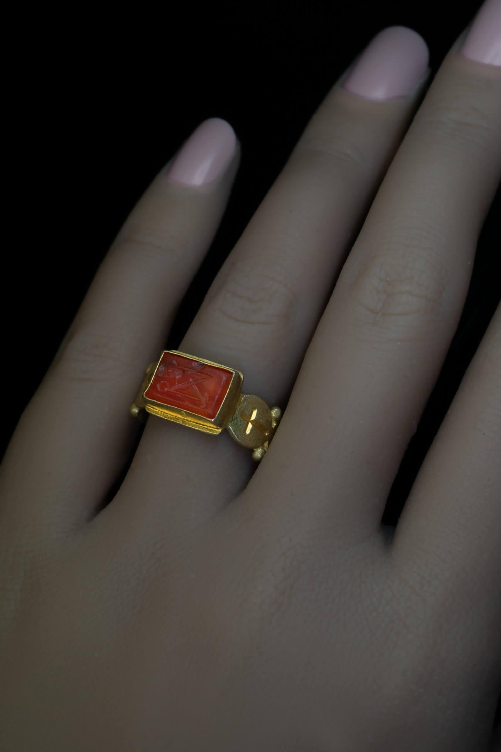 Anillo de sello de oro bizantino temprano con cruces c. 500 d.C. Bizantino en venta
