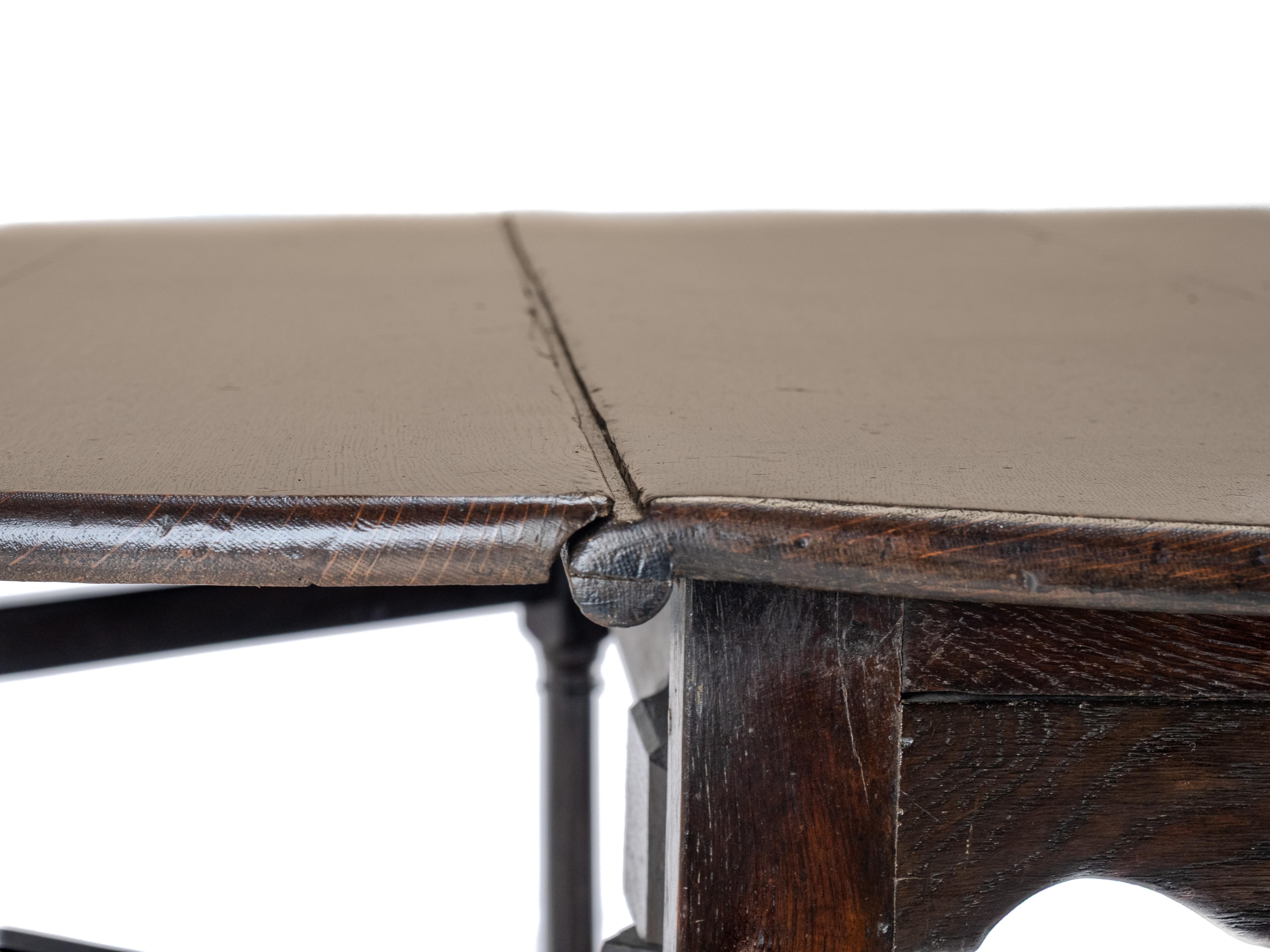 Early 18th Century Large Oak Double Gateleg 8 Seater Oval Country Dining Table For Sale 10