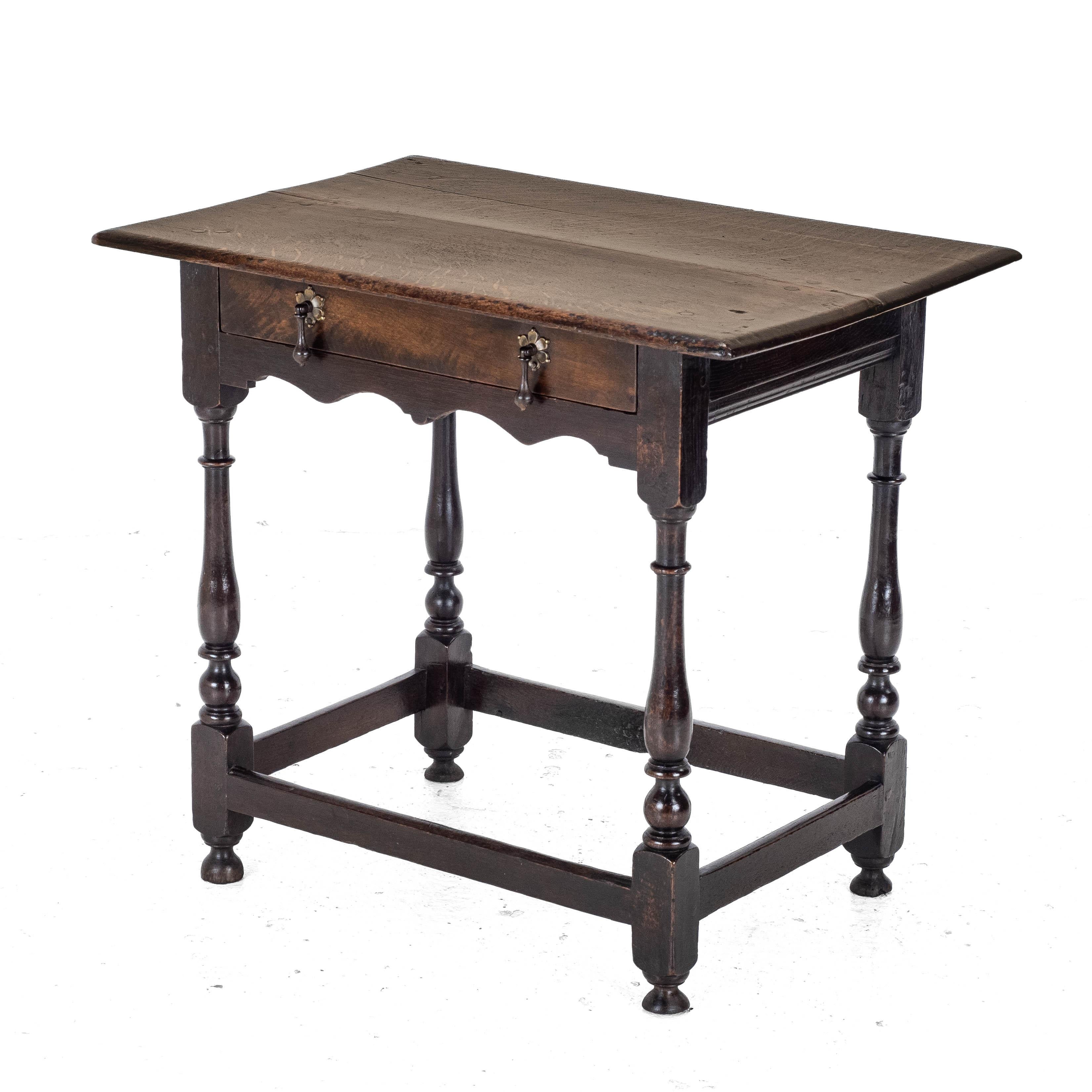 Anglais Early c18th Oak Side Table with Drawer (Country Georgian George I II Lamp Hall) en vente
