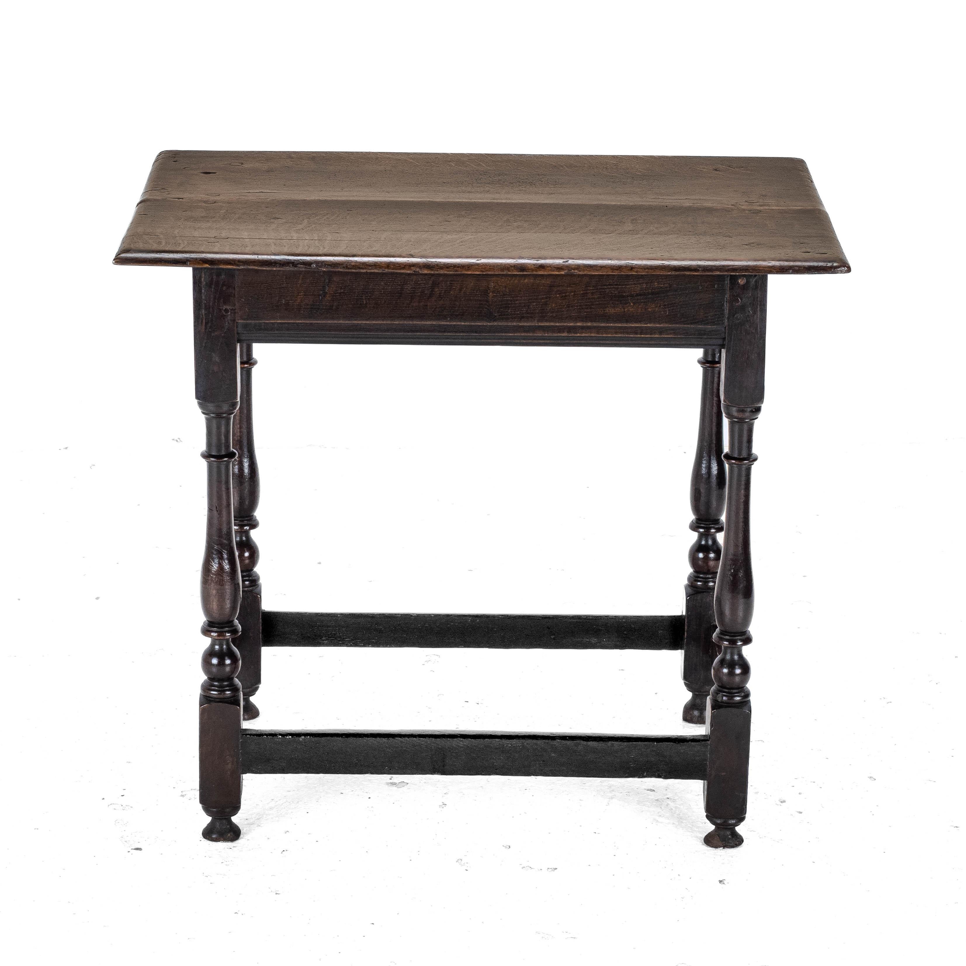 XVIIIe siècle Early c18th Oak Side Table with Drawer (Country Georgian George I II Lamp Hall) en vente