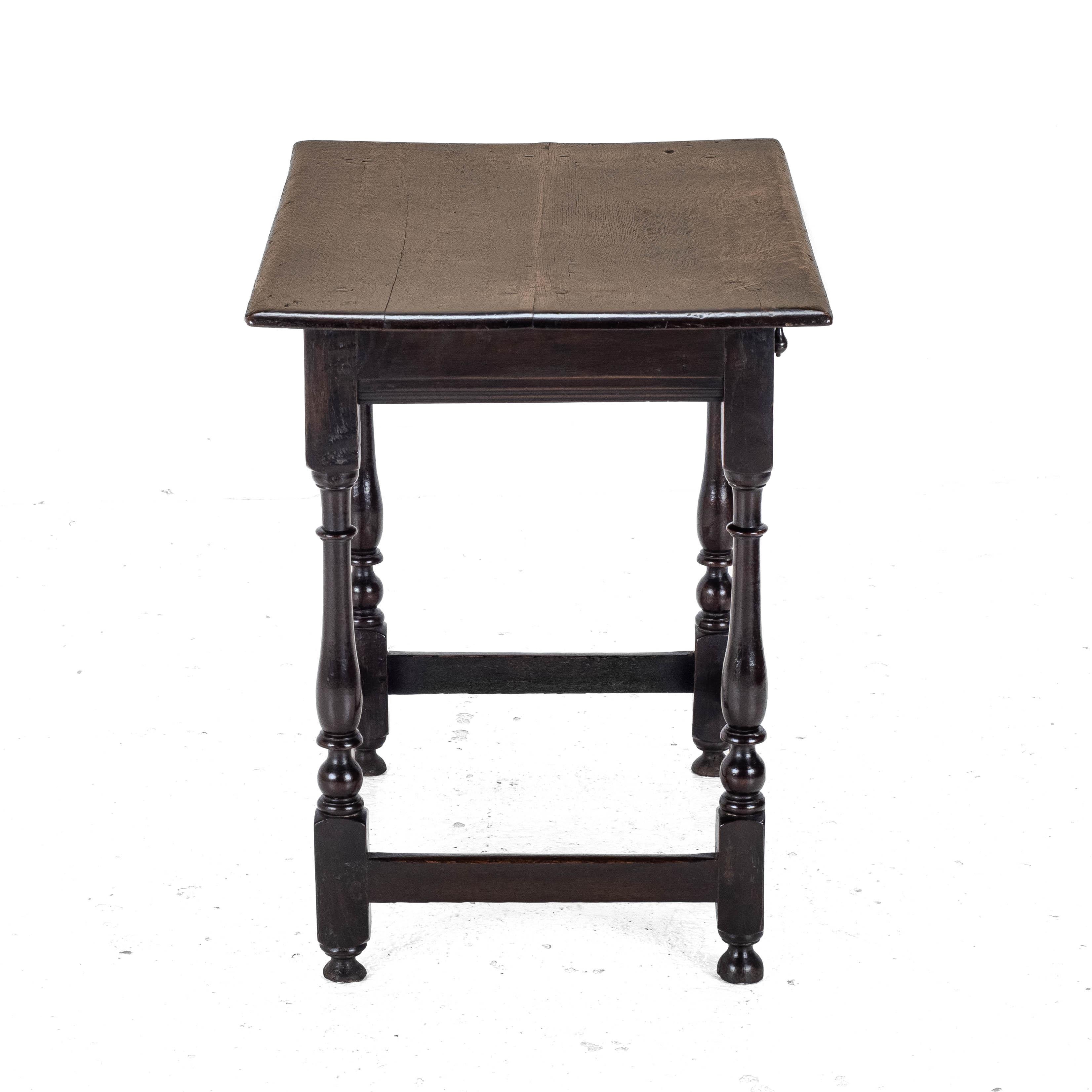 Chêne Early c18th Oak Side Table with Drawer (Country Georgian George I II Lamp Hall) en vente