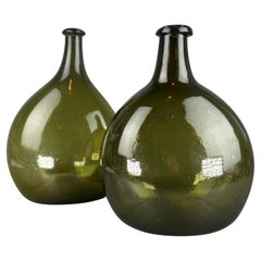Bouteilles en verre vert olive soufflé à la main de la Nouvelle-Angleterre au début du 19e siècle.