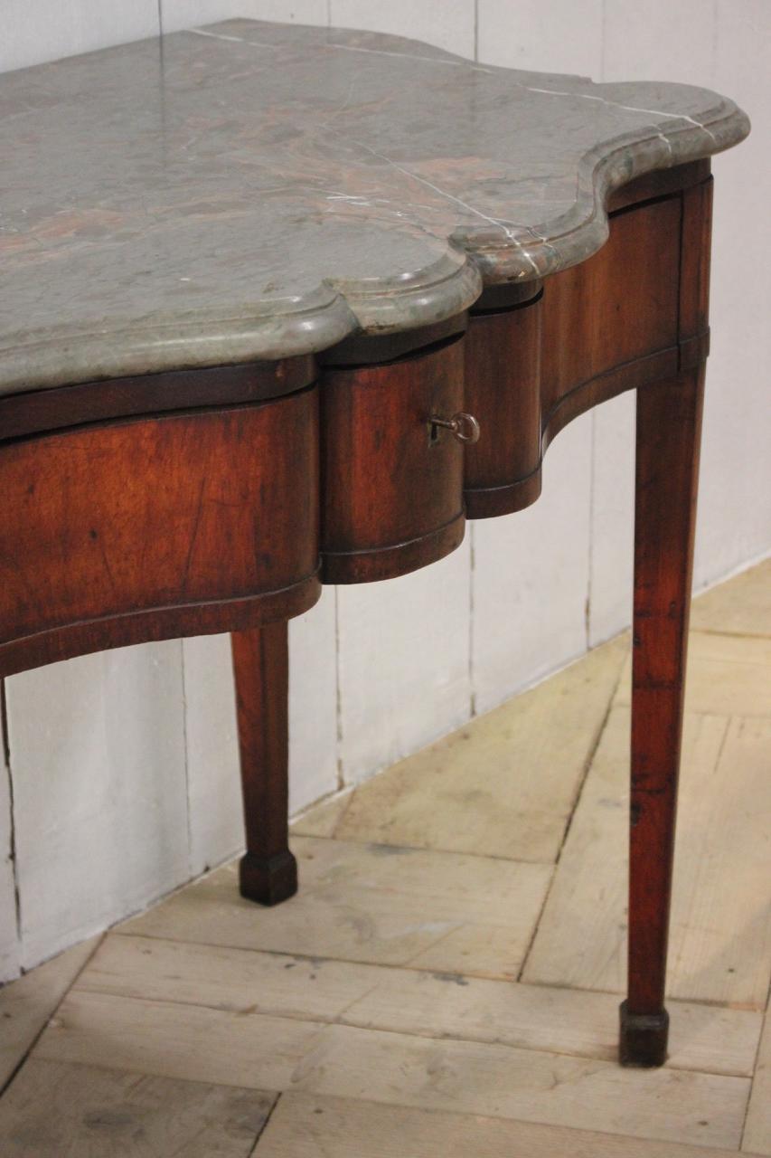 Early 19th Century Italian Mahogany Serpentine Console Table For Sale 1